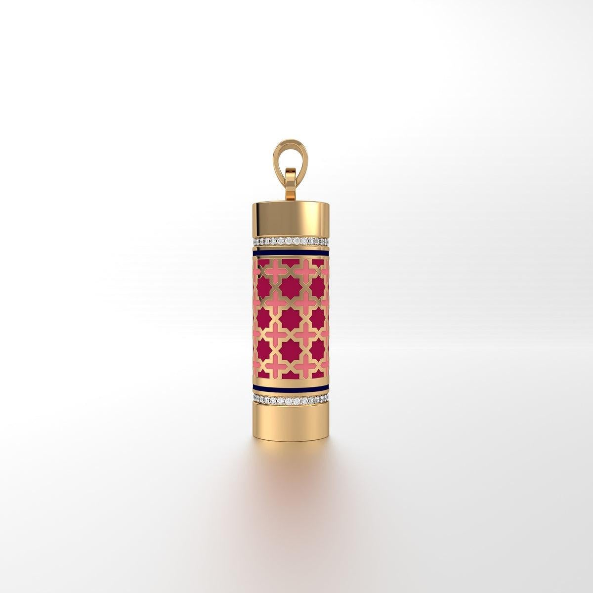 Aayat Barrel Taawiz con contorno di diamanti Medium, della nostra pluripremiata collezione Miraas, meticolosamente realizzato in oro 18kt, con diamanti finemente assortiti e incastonato con motivo Morroccan Zilij a otto punte con dettagli in smalto