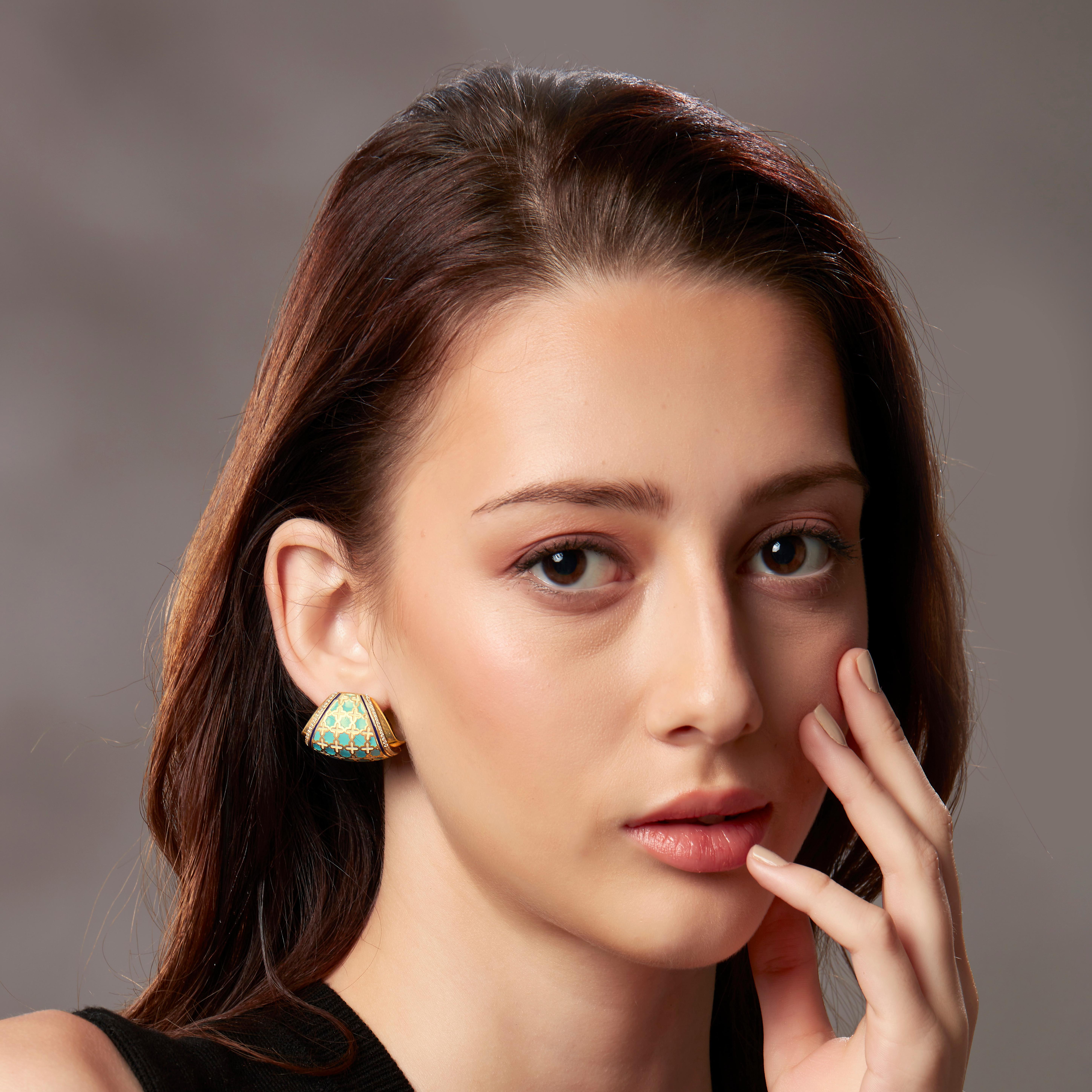 SOHNAA 18Kt Gold Diamond Enamel Miraas Aayshah Clutchbag Hoops Earrings In New Condition For Sale In Surat, IN
