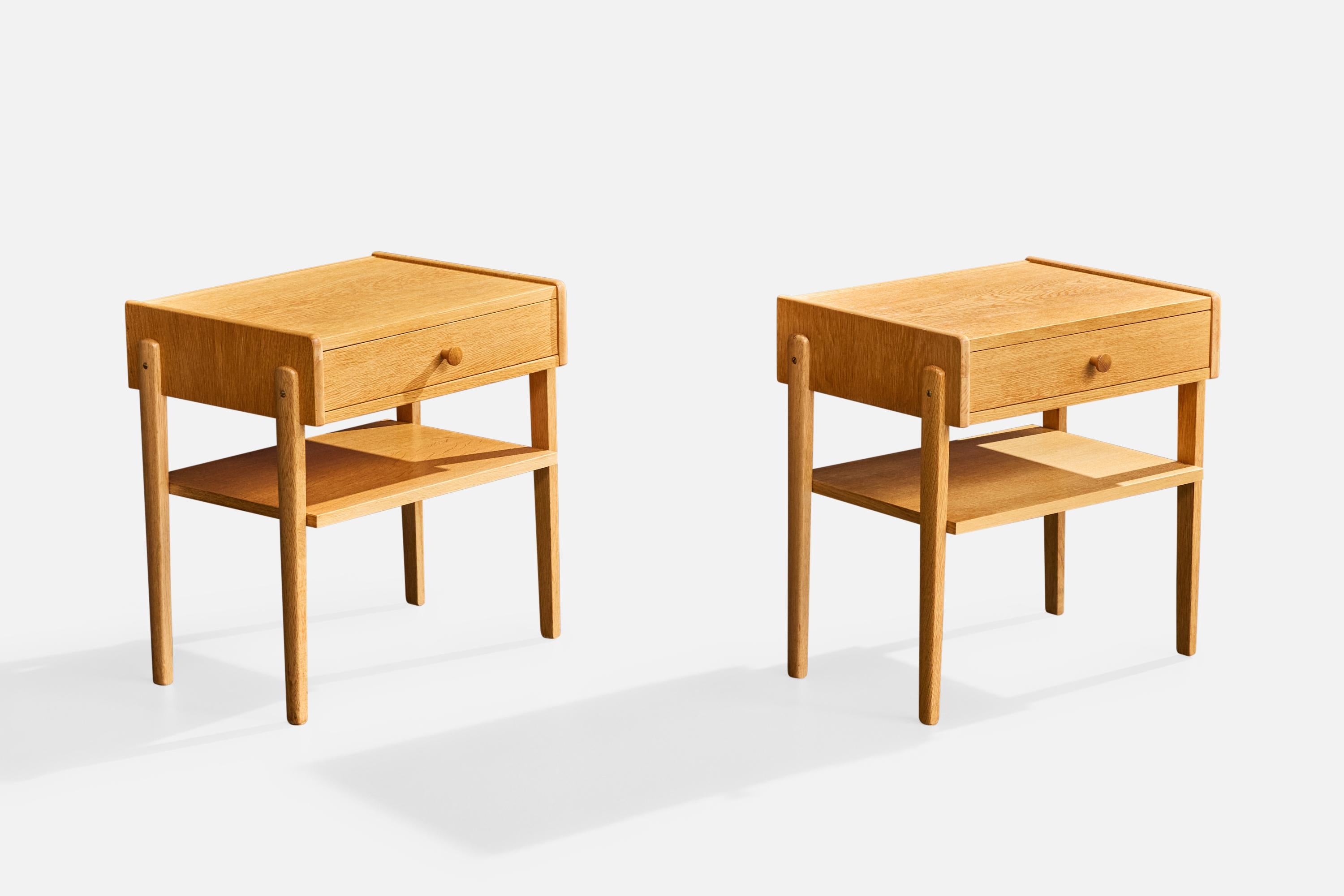 Pareja de mesillas de noche de roble fabricadas por AB Carlström & Co, Suecia, c. 1950.

Dimensiones totales (pulgadas): 19,5 