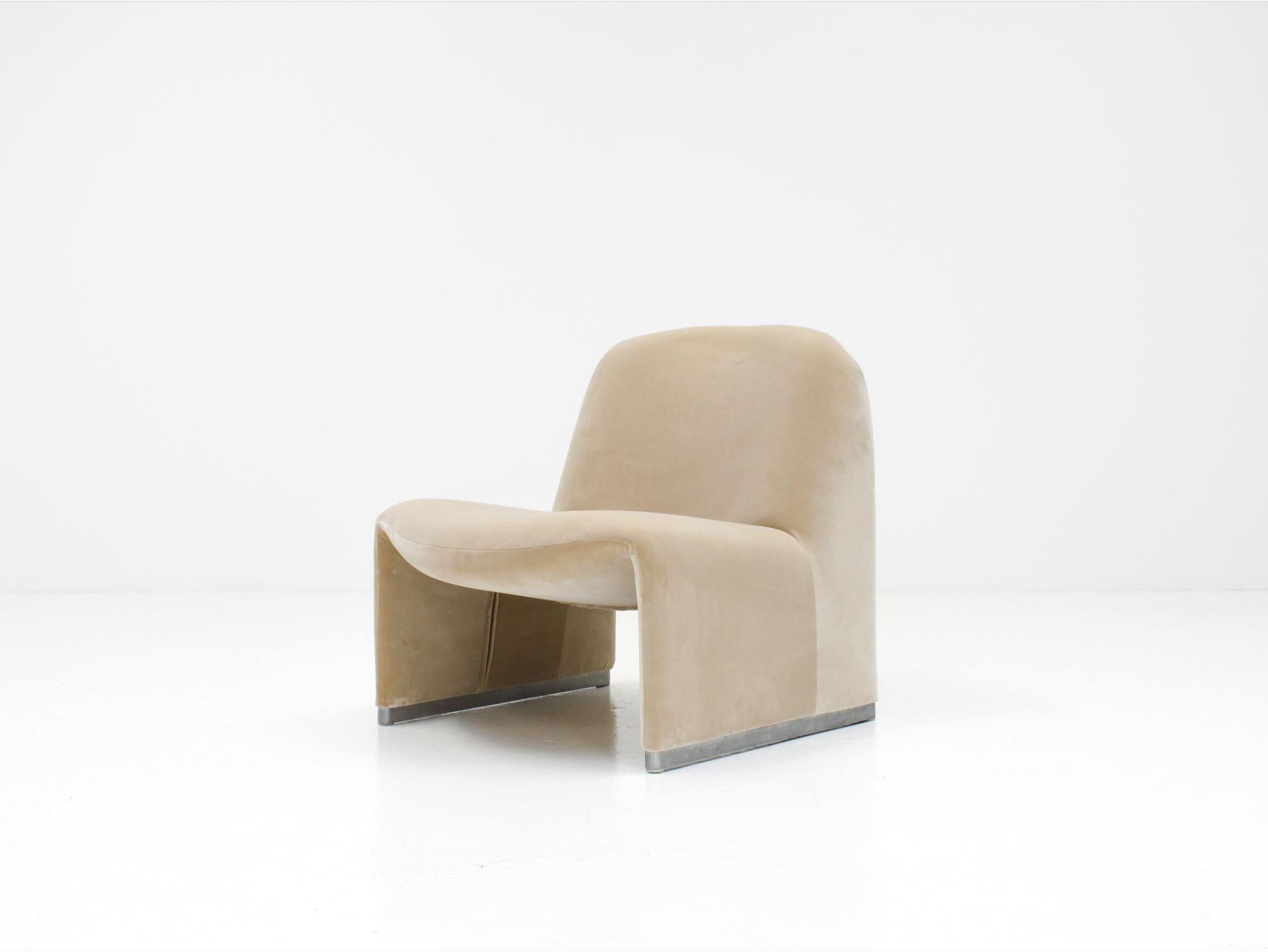 A single Giancarlo Piretti “Alky” chair newly upholstered in Designers Guild linen-colored cotton velvet. 

Manufactured by Artifort in the 1970s.

The organic shape offers a minimal appearance but also comfort which makes these chairs so in-demand