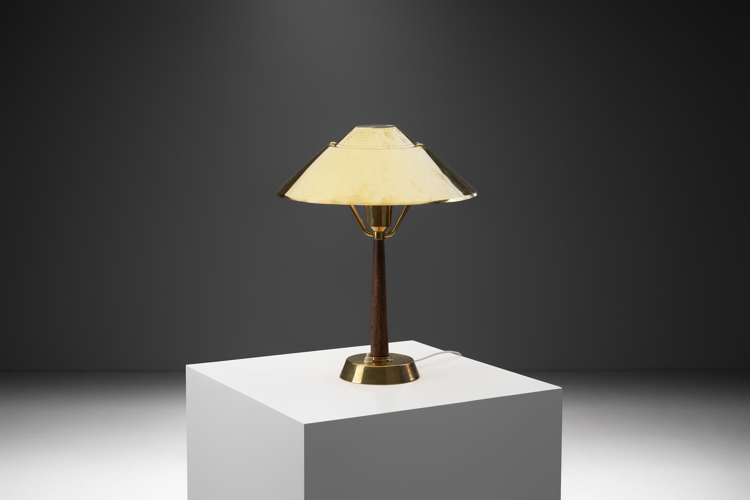 This stylish table lamp is a delightfully distinctive model, with unique details and material choices. Produced by AB E. Hansson & Co in Malmö, Sweden during the heyday of the mid-century modern movement, this rare model is just as stylish as it is