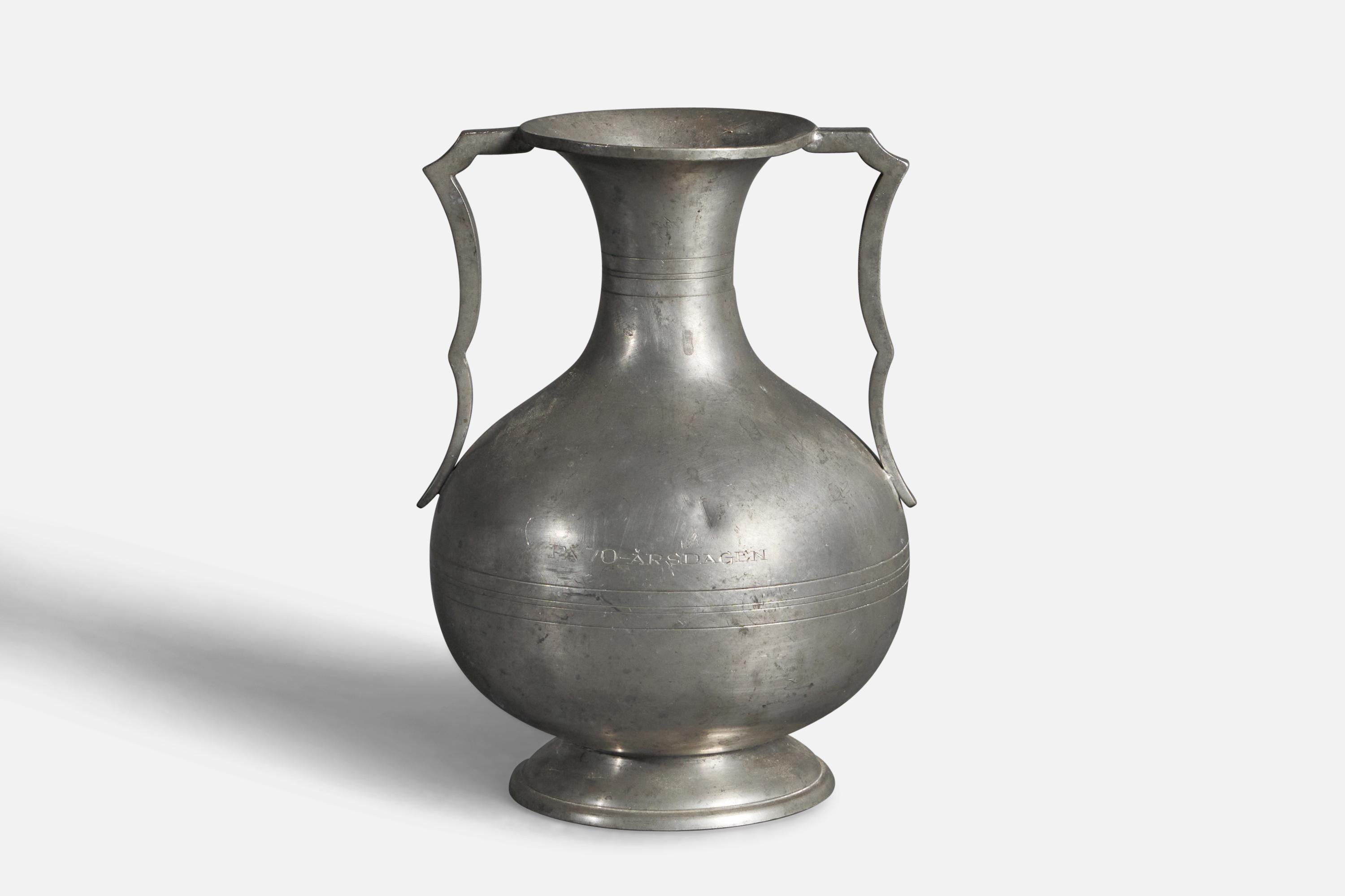 Eine Vase aus Zinn, entworfen und hergestellt von AB ML, Schweden, 1930er Jahre. Mit persönlicher Widmung.