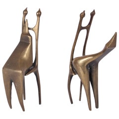 Paire de sculptures figuratives abstraites en bronze, 1977