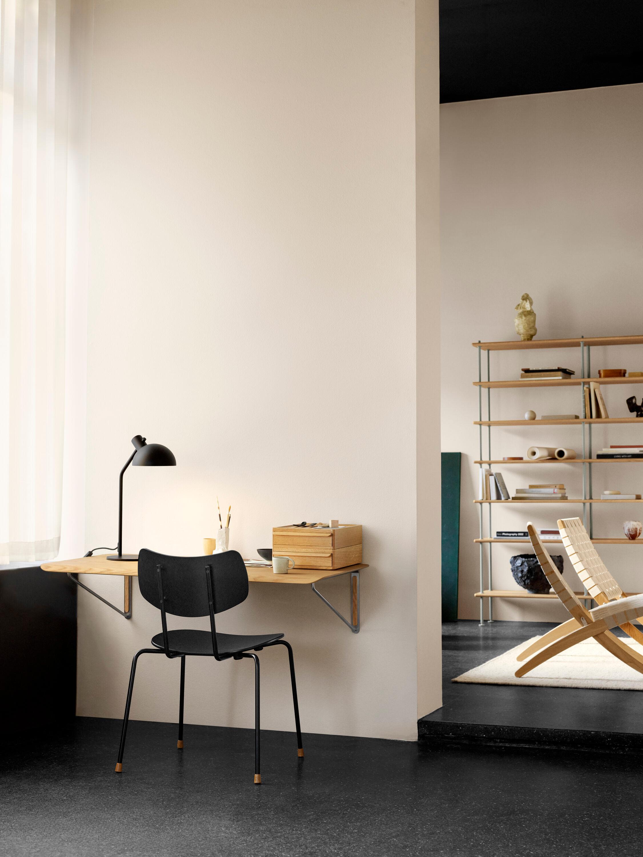 Scrivania da parete 'AB019' in Oak laccato di Anker Bak per Carl Hansen & Son 

In collaborazione con Carl Hansen & Søn, il designer danese Anker Bak ha progettato una scrivania ridotta all'essenziale. La scrivania da parete 'AB019' si ispira alle