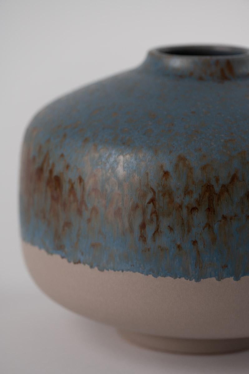 This pattern is the result of our research on matt reacting glazes that are quite hard to be achieved. Its making features the use of materials such as iron oxides and zinc that during the firing trigger unique and original reactions.The brown