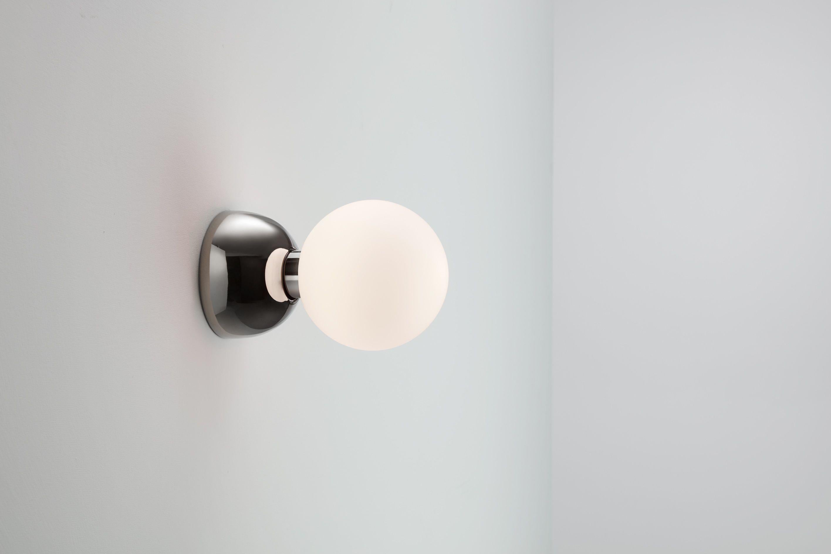 ABALLS A II PE


Applique. Base en céramique blanche, noire, dorée, cuivre ou platine. Diffuseur en verre opale mat soufflé. Par Jaime Hayon, 2016
Fabriqué par Parachilna.


Collectional brillante et accrocheuse. L'association de deux matériaux