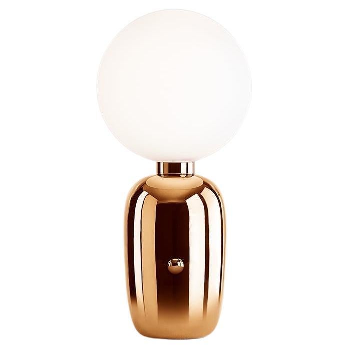Aballs M GR
Table lamp. Base in white, black, golden, copper or platinum ceramic. Diffuser in
blown opal matt glass. Rotating dimmer with polished brass handle, placed on the base.
By Jaime Hayon, 2013.

Manufactured by Parachilna.


Shiny and