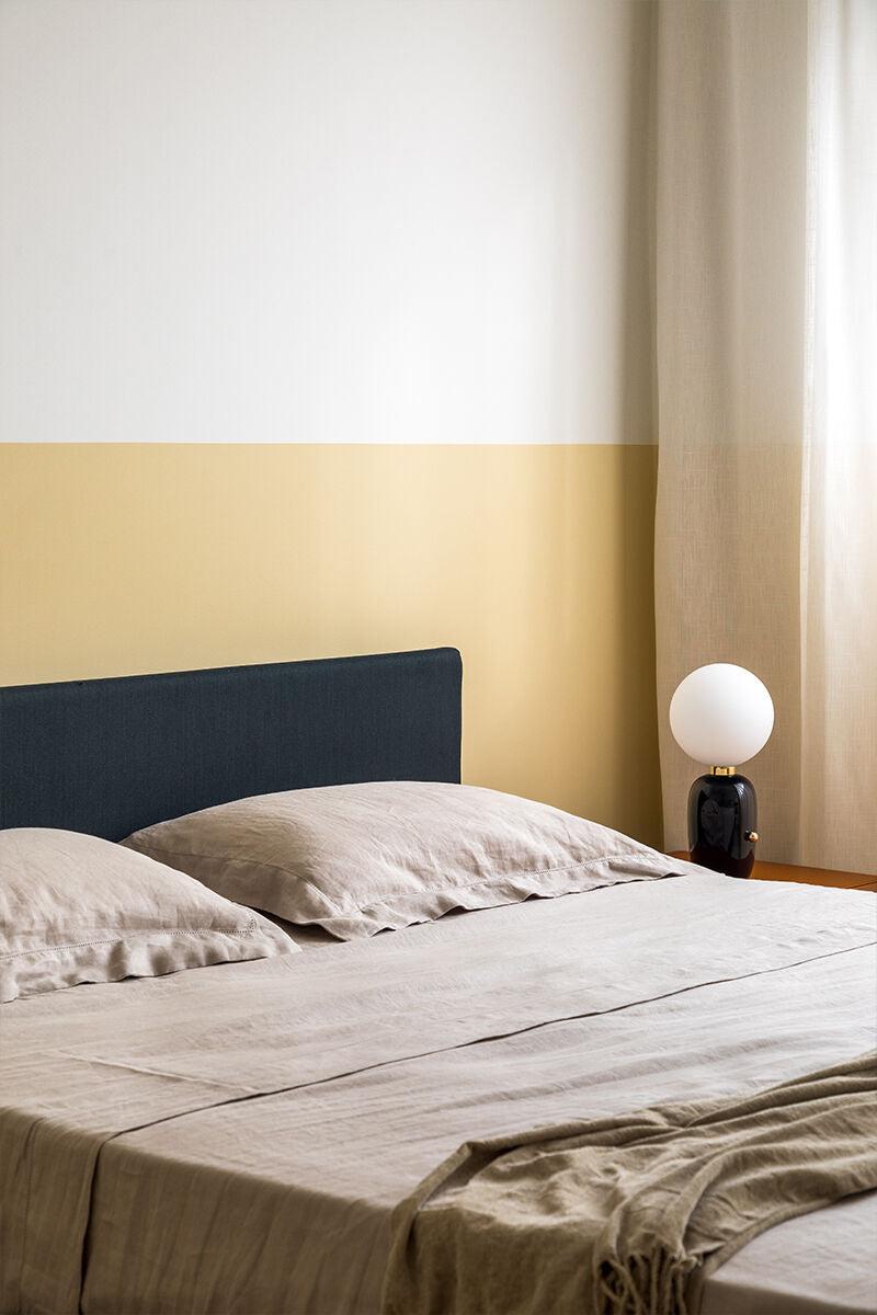 Aballs M PE
Table lamp. Base in white, black, golden, copper or platinum ceramic. Diffuser in
blown opal matt glass. Rotating dimmer with polished brass handle, placed on the base. By Jaime Hayon, 2013.

Manufactured by Parachilna.


Shiny and