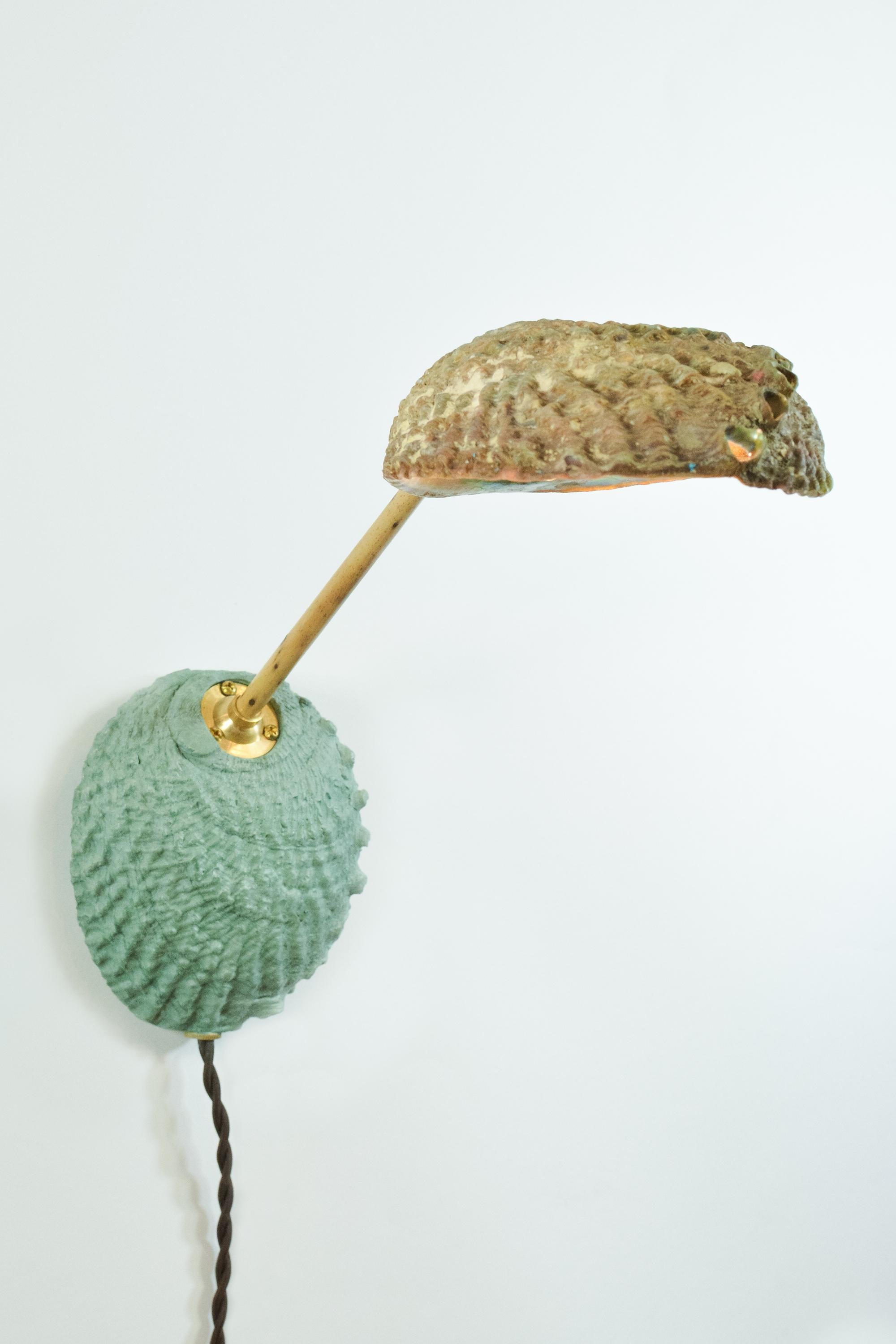 Ti presentiamo la Ligurian Summer Collection, una sofisticata famiglia di apparecchi fatti a mano in conchiglia naturale, pelle arrotolata, marmo e bambù, ispirati allo splendore sbiadito della costa settentrionale italiana.

Il Model No. 028, come