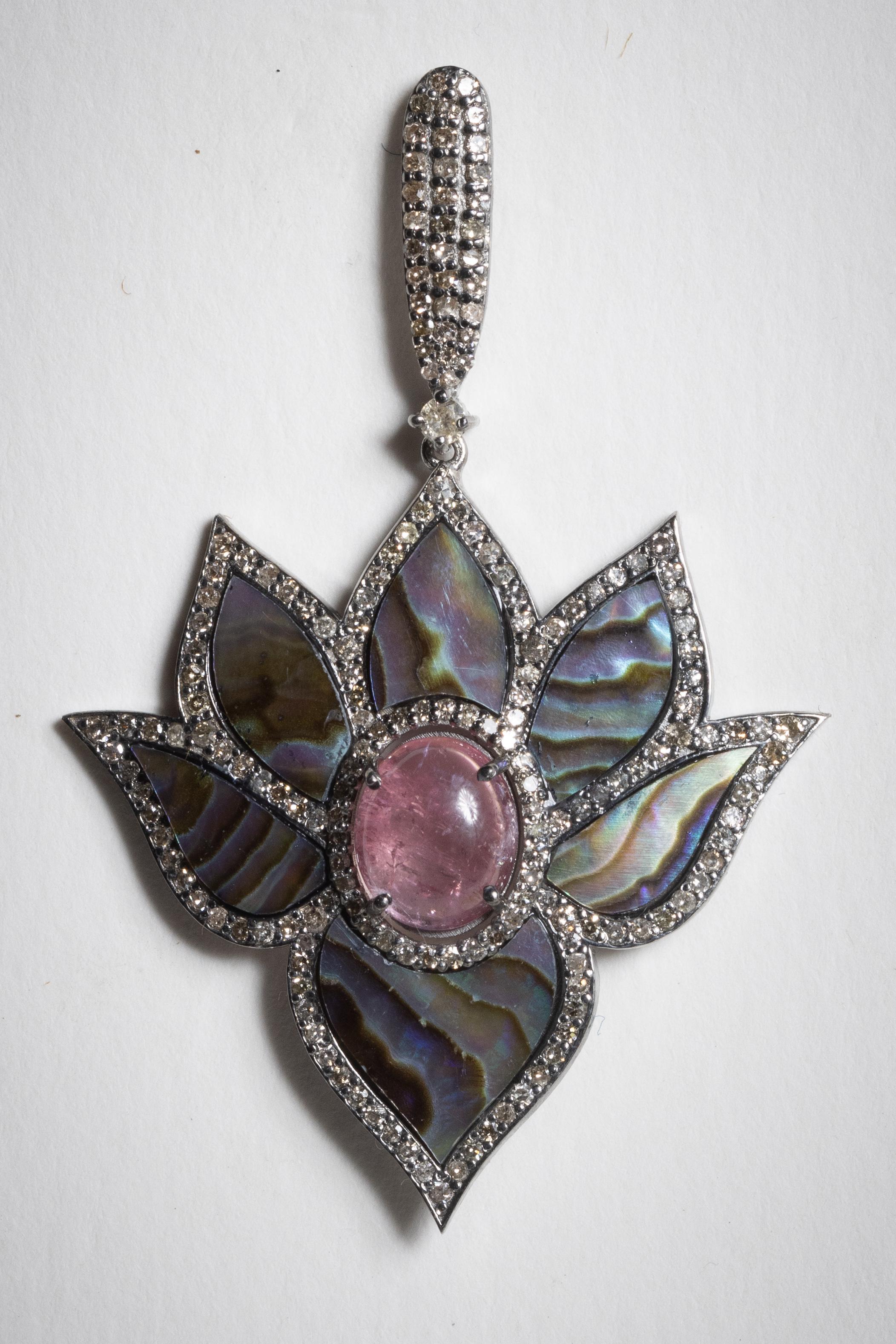 Un magnifico paio di orecchini pendenti con un motivo a fiore di loto con petali di abalone circondati da diamanti rotondi taglio brillante in una montatura pave` e una gemma ovale cabochon di tormalina rosa al centro, anch'essa bordata da diamanti