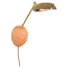 Lámpara de pared de abulón y latón estriado con pantalla de concha marina natural [con cable]