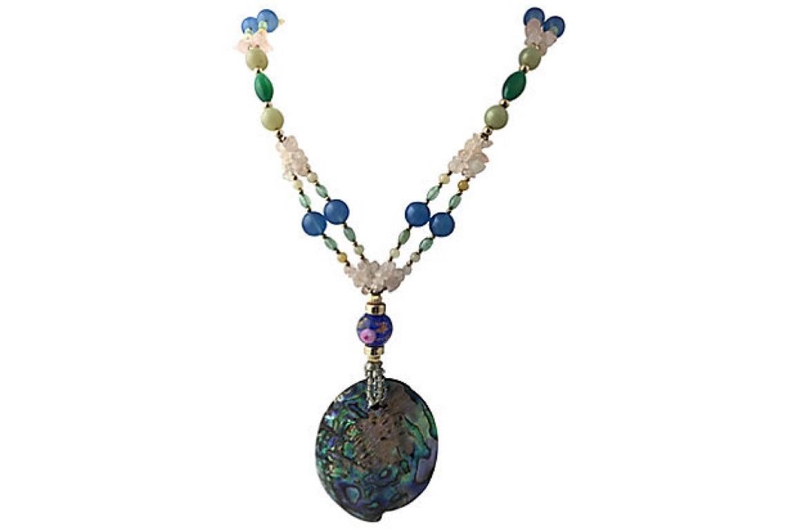 Collier avec une grande coquille d'ormeau sertie au centre sur une chaîne à plusieurs brins de perles en verre d'art, en verre et en quartz avec des accents en or 12K et un fermoir à anneau. Coquille d'ormeau, 2 