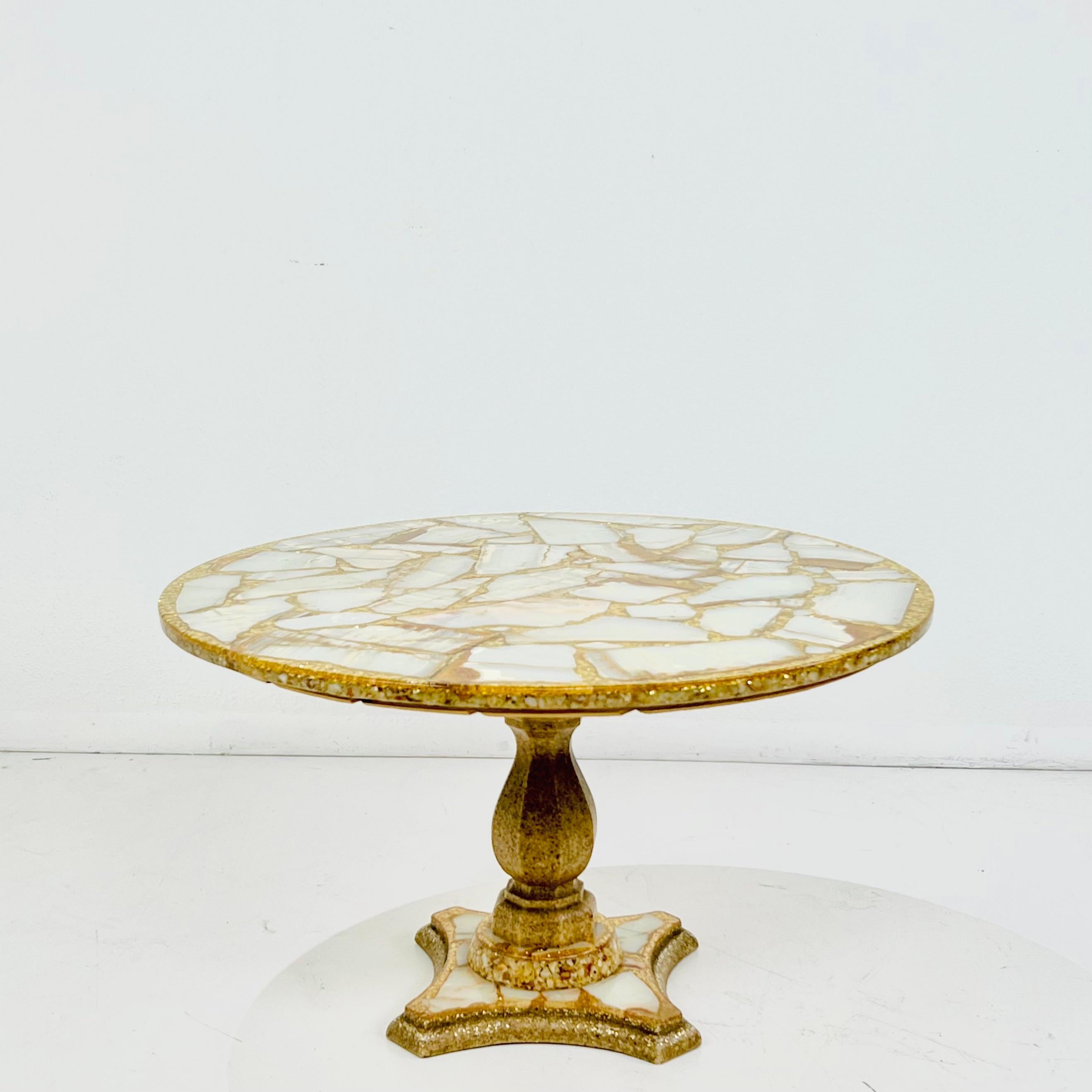 Dieser von dem berühmten mexikanischen Künstler Arturo Pani (1915-1981) entworfene Couchtisch oder Cocktailtisch zeigt Querschnitte aus creme- und kupferfarbenem Onyxstein, der in einem Meer aus glitzerndem Blattgold und in Harz gegossenen