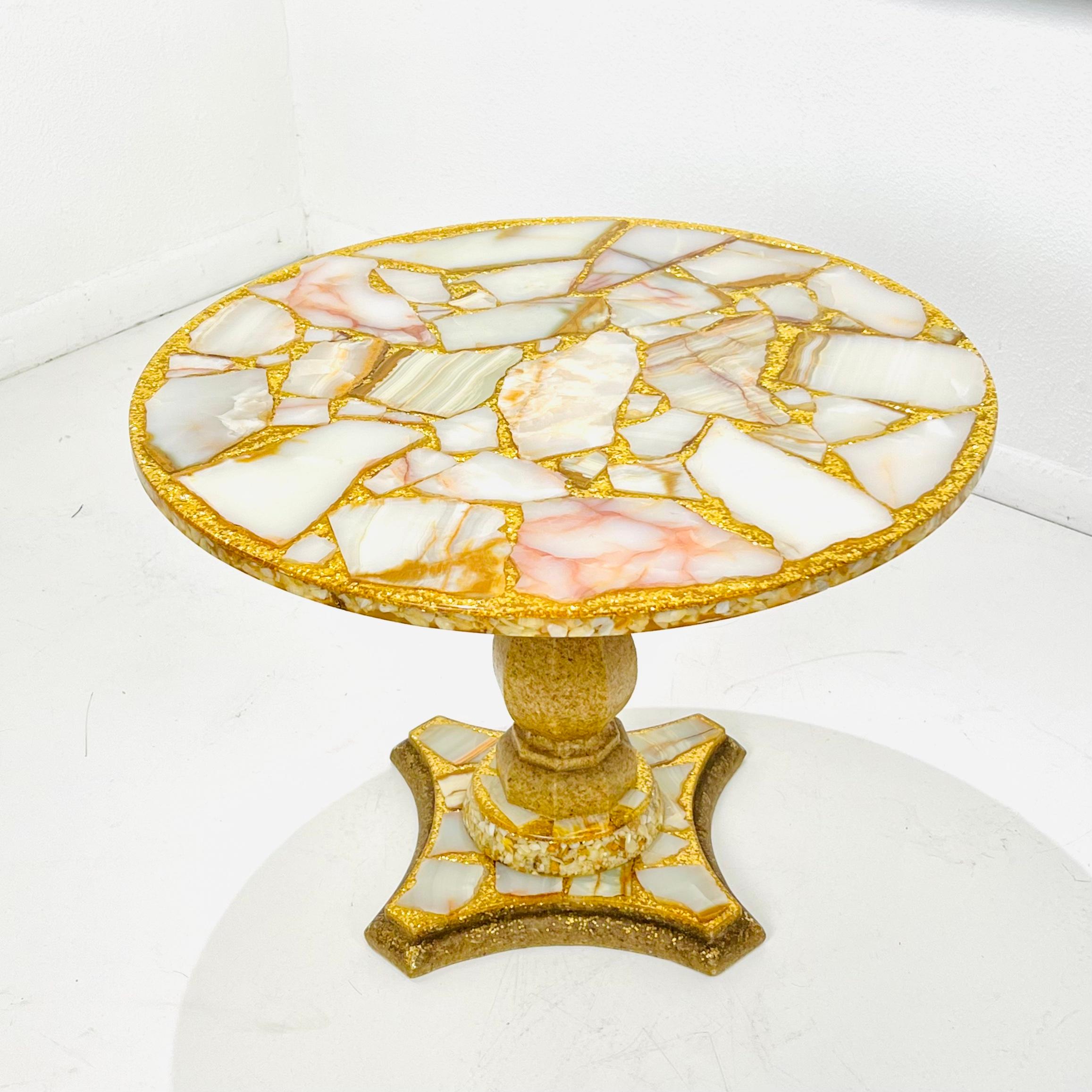 Dieser von dem berühmten mexikanischen Künstler Arturo Pani (1915-1981) entworfene Couchtisch oder Cocktailtisch zeigt Querschnitte aus creme- und kupferfarbenem Onyxstein, der in einem Meer aus glitzerndem Blattgold und in Harz gegossenen