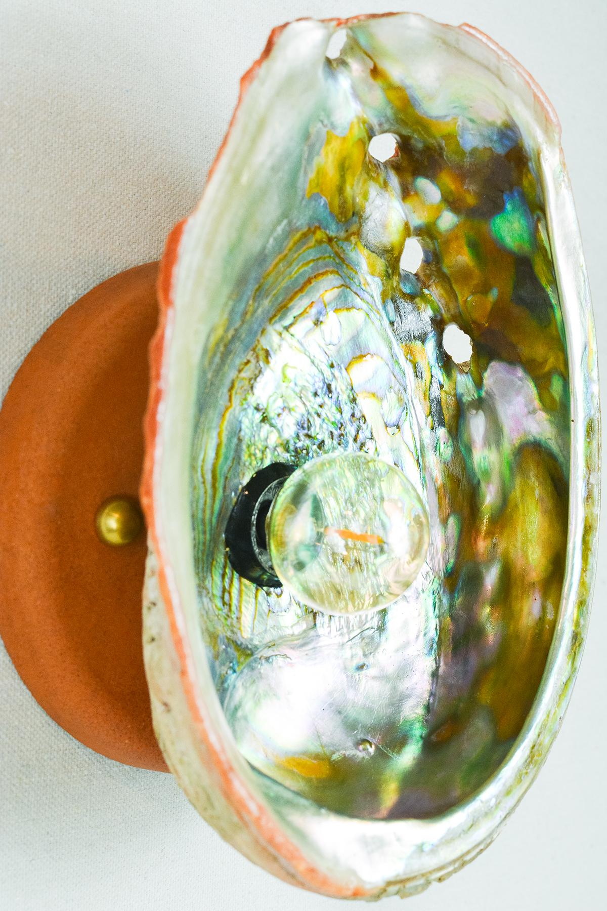 Moulage Applique 'Sirenes' avec abat-jour en coquillage d'haliotide d'époque en vente