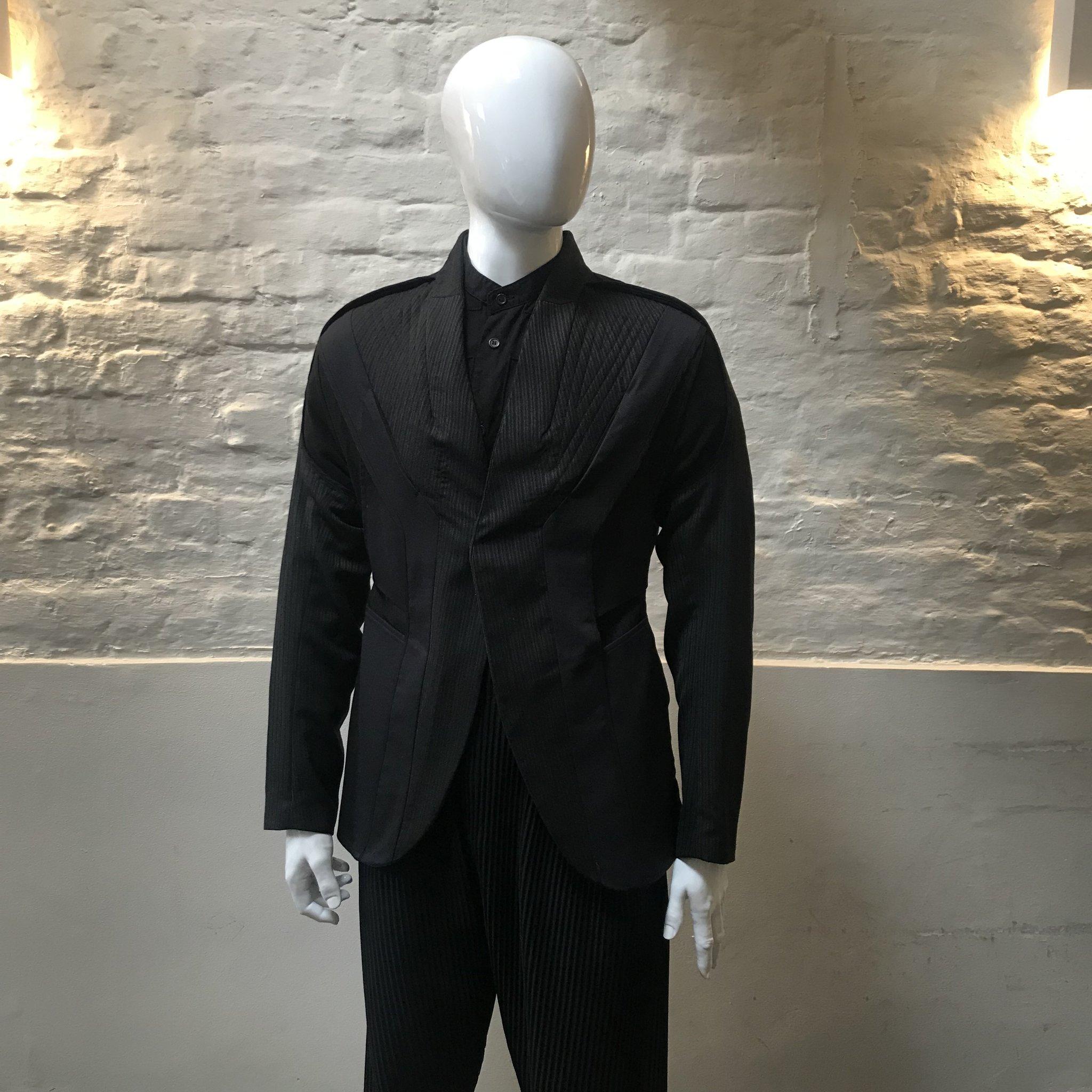 Abasi Rosborough Tailored Single Breast Jacket made in USA from cotton. 

The Abasi Rosborough aesthetic focuses on comfort, flexibility, integrity and sustainability by creating natural clothing using recycled deadstock fabrics found in warehouses