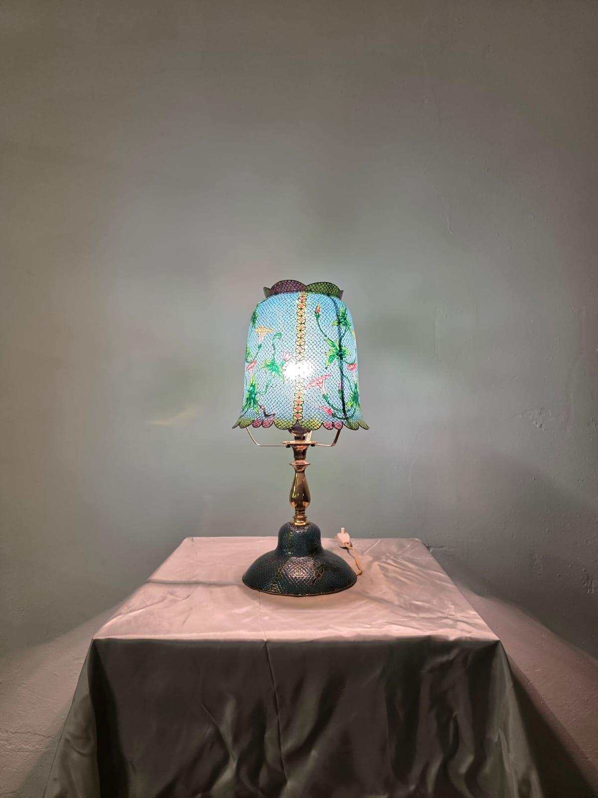 Orientalisches Abat-Jour, hergestellt in der Plique-à-Jour-Technik.

Raffinierte Tischlampe chinesischen Ursprungs aus dem frühen 20

Hergestellt in einer schwierigen Technik, die der Cloisonné-Technik ähnelt.

Im Gegensatz zum Cloisonné wird kein