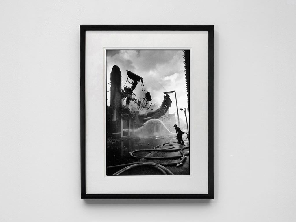 Un bâtiment en feu s'écroule, Belfast, Irlande du Nord - Photograph de ABBAS ATTAR