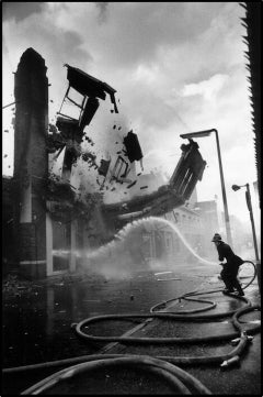 Un bâtiment en feu s'écroule, Belfast, Irlande du Nord
