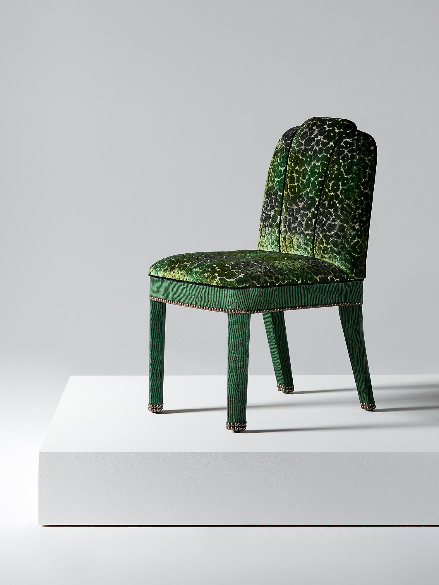 And Objects, ein von Martin Brudnizki und Nick Jeanes gegründetes Studio für Produktdesign mit Sitz in London.

Der Abbas-Esszimmerstuhl ist eine moderne Variante des klassischen gepolsterten Esszimmerstuhls. Er stützt den Rücken des Sitzenden