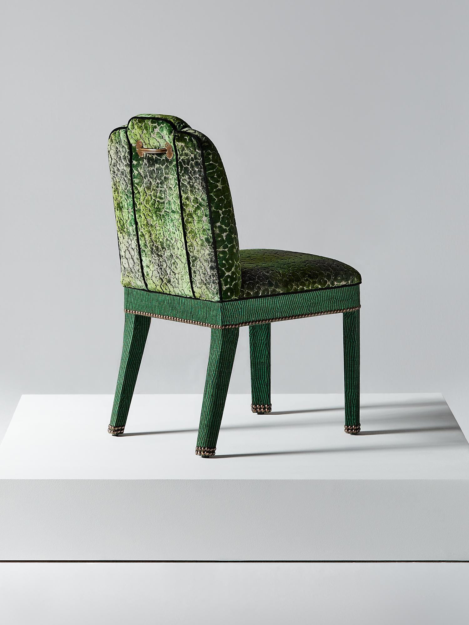 Britannique Chaise de salle à manger Abbas, entièrement tapissée de velours vert émeraude et de clous en laiton vieilli en vente