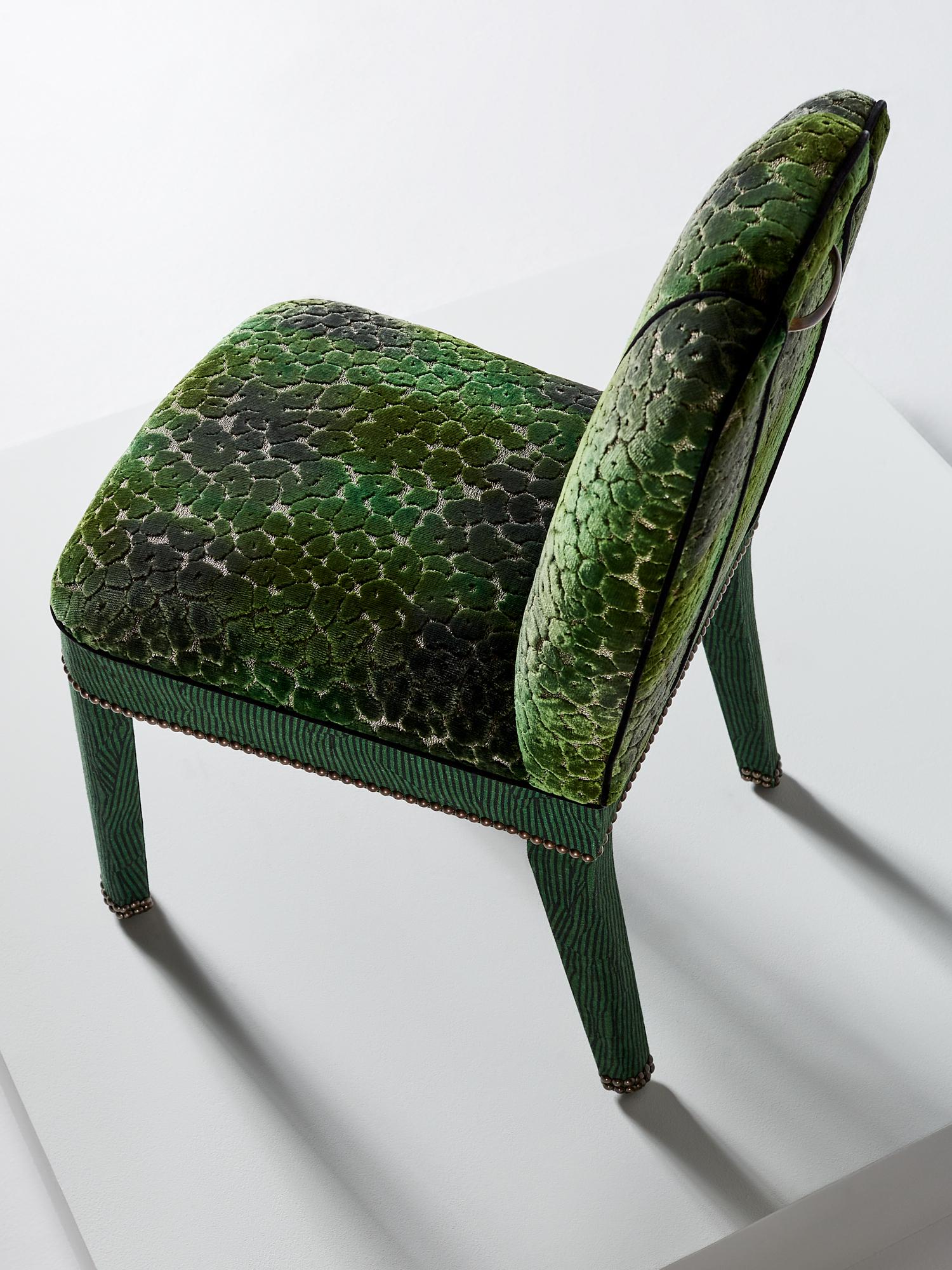 Chaise de salle à manger Abbas, entièrement tapissée de velours vert émeraude et de clous en laiton vieilli Neuf - En vente à London, GB