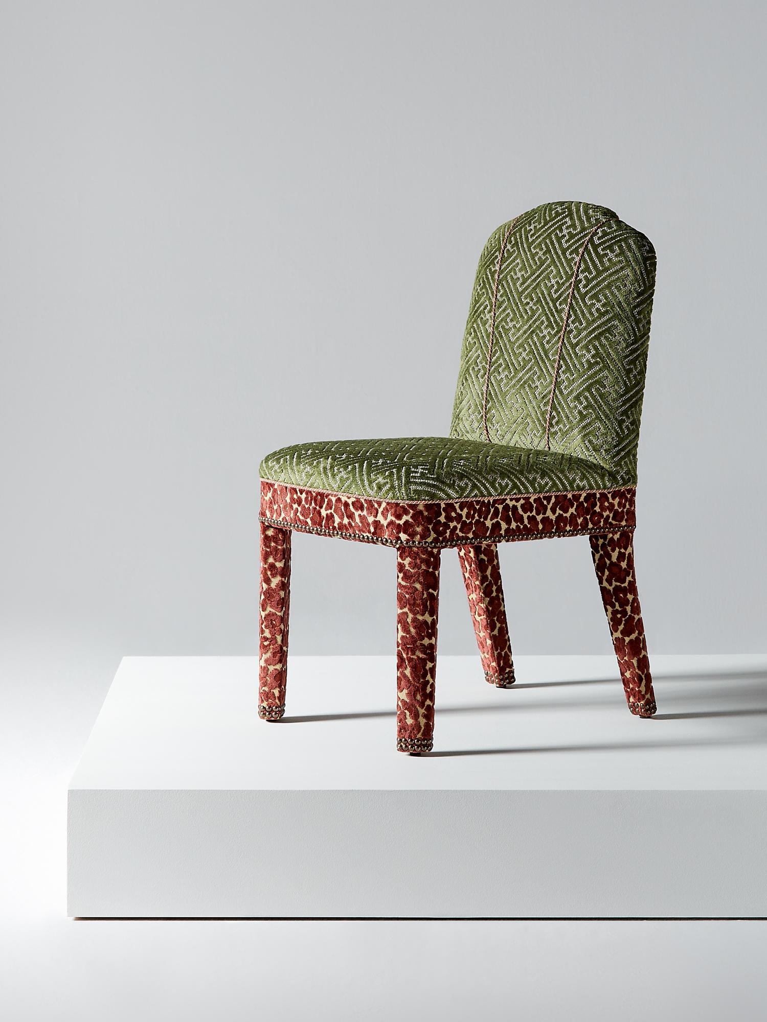 And Objects, studio de design de produits fondé par Martin Brudnizki et Nick Jeanes et basé à Londres.

La chaise de salle à manger Abbas est une version contemporaine de la chaise de salle à manger rembourrée classique. Elle soutient parfaitement