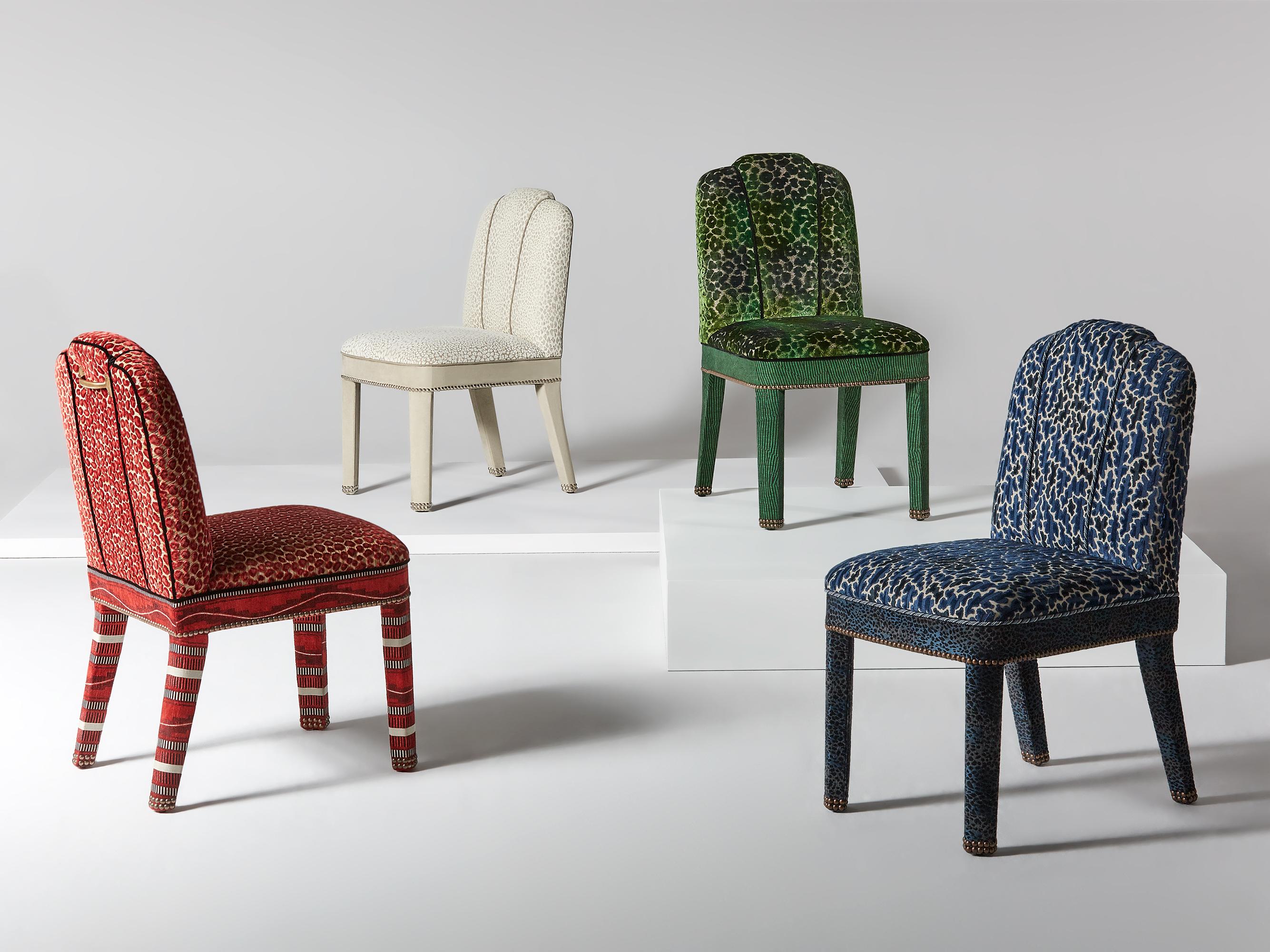 XXIe siècle et contemporain Chaise de salle à manger Abbas, entièrement tapissée de velours blanc avec têtes de clous chromés en vente