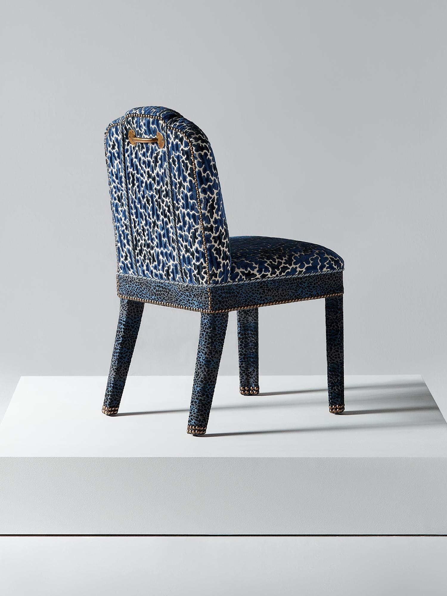 Britannique Chaise de salle à manger Abbas, entièrement tapissée de velours bleu indigo et de clous en laiton vieilli en vente