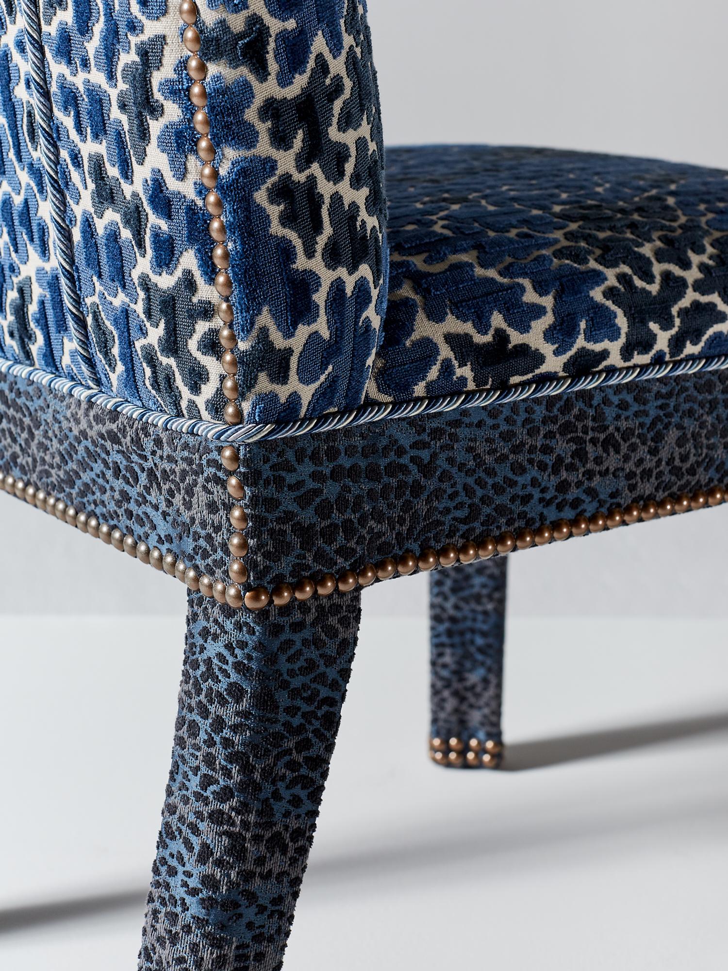 Fait main Chaise de salle à manger Abbas, entièrement tapissée de velours bleu indigo et de clous en laiton vieilli en vente