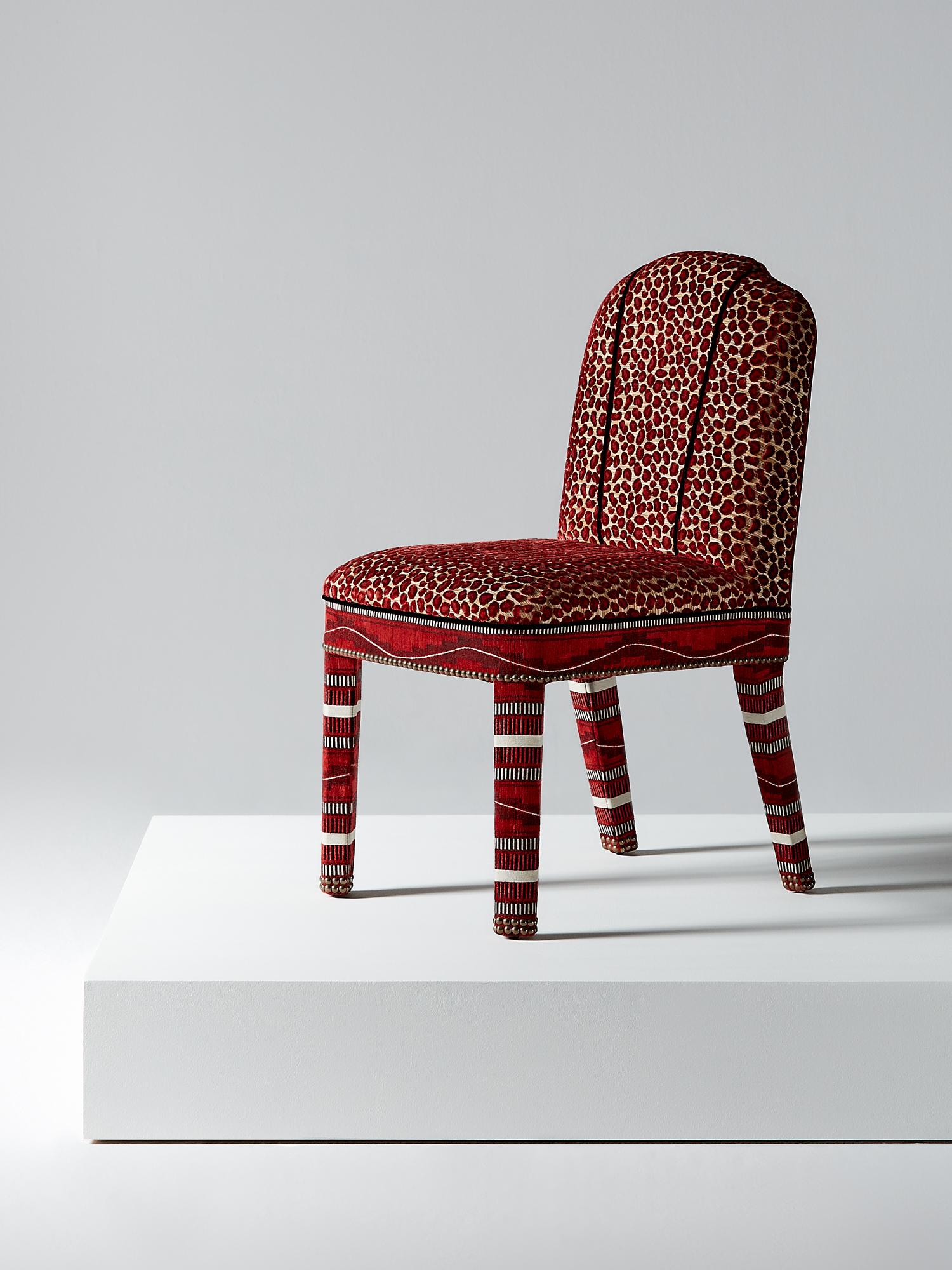 And Objects, ein von Martin Brudnizki und Nick Jeanes gegründetes Studio für Produktdesign mit Sitz in London.

Der Abbas-Esszimmerstuhl ist eine moderne Variante des klassischen gepolsterten Esszimmerstuhls. Er stützt den Rücken des Sitzenden