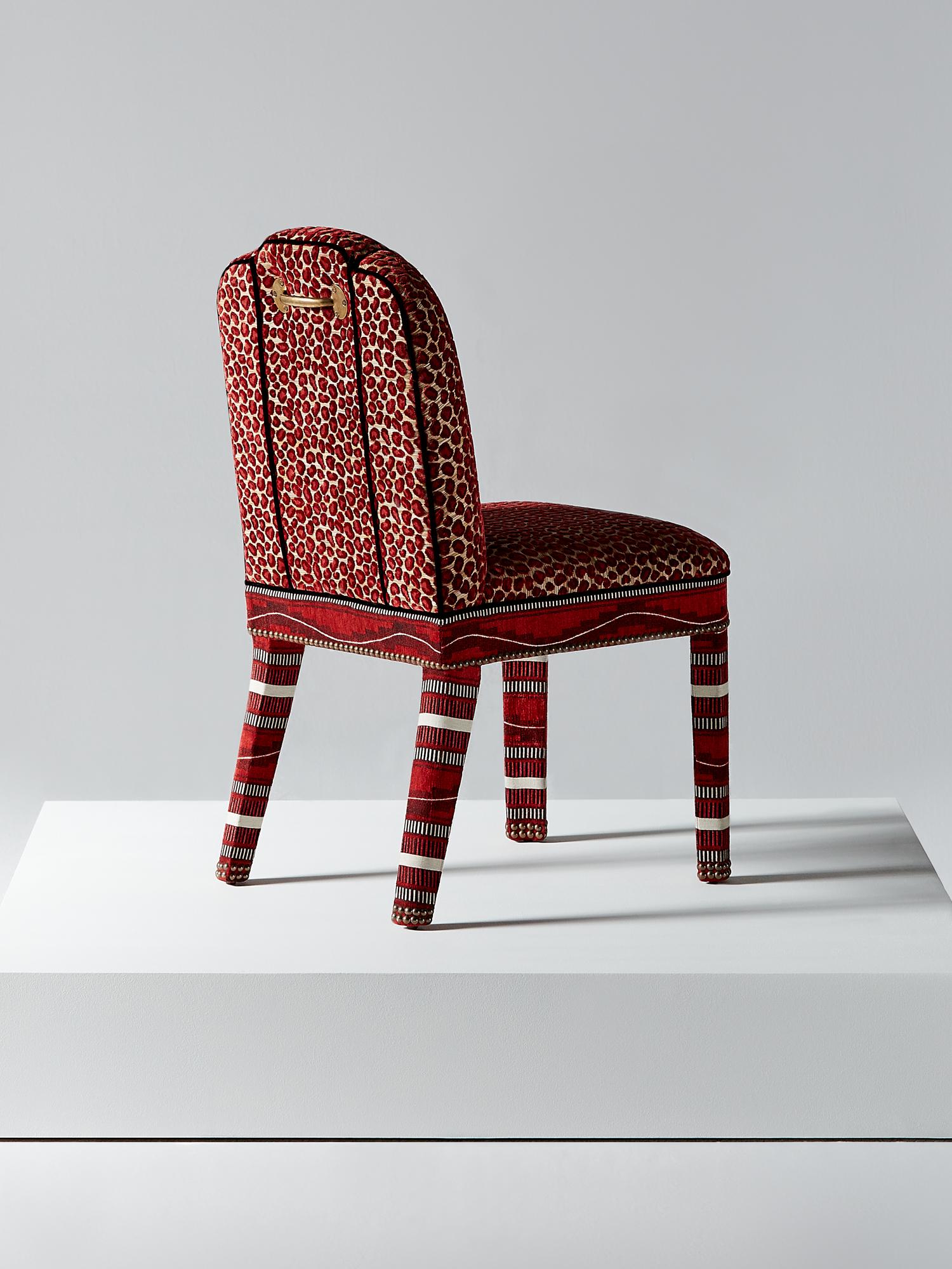 Britannique Chaise de salle à manger Abbas, entièrement tapissée de velours rouge sauvage et de clous en laiton vieilli en vente