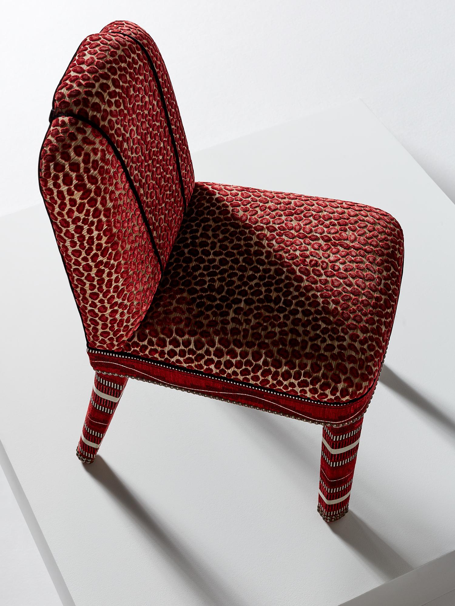 Fait main Chaise de salle à manger Abbas, entièrement tapissée de velours rouge sauvage et de clous en laiton vieilli en vente