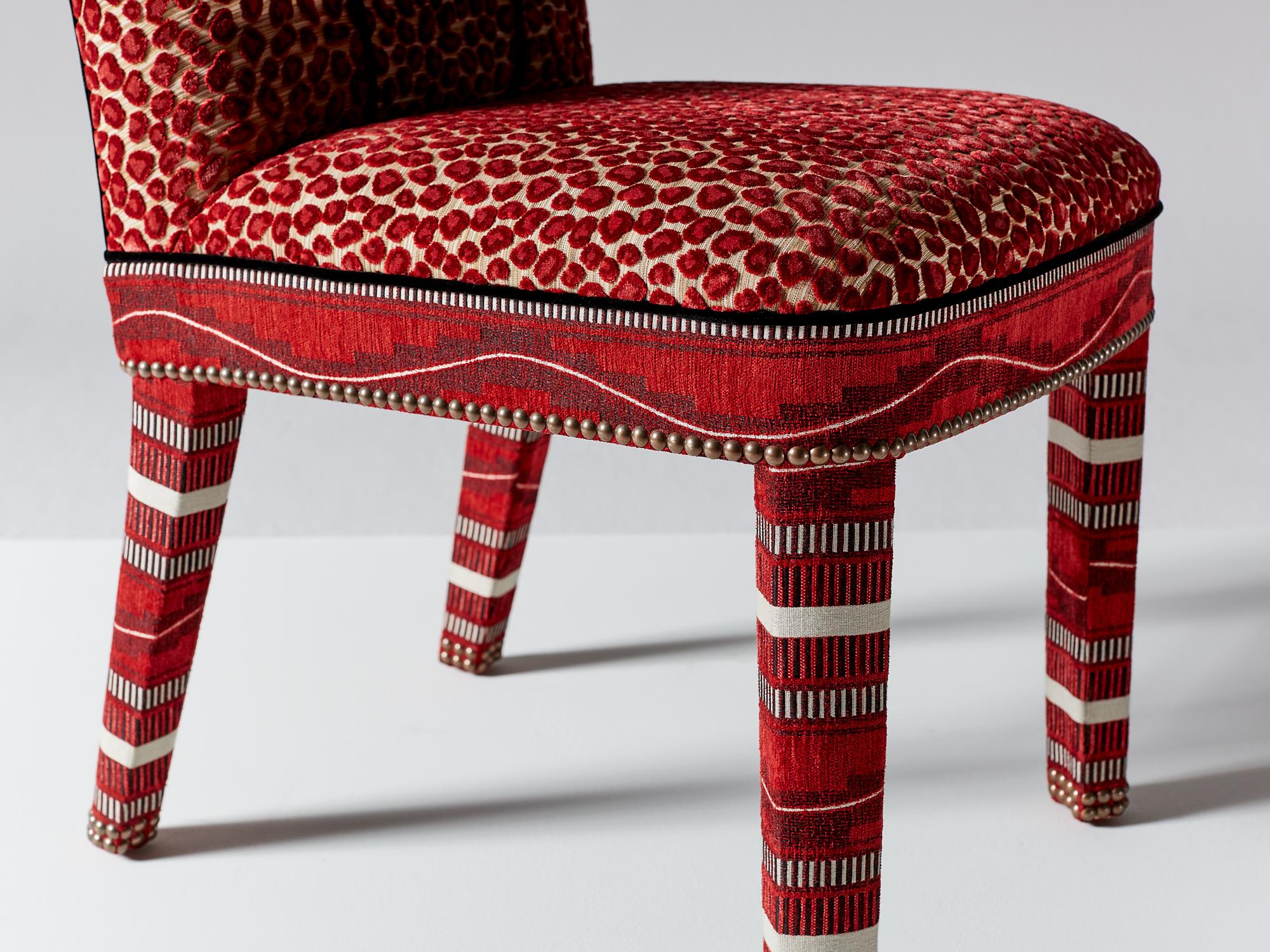 Chaise de salle à manger Abbas, entièrement tapissée de velours rouge sauvage et de clous en laiton vieilli Neuf - En vente à London, GB