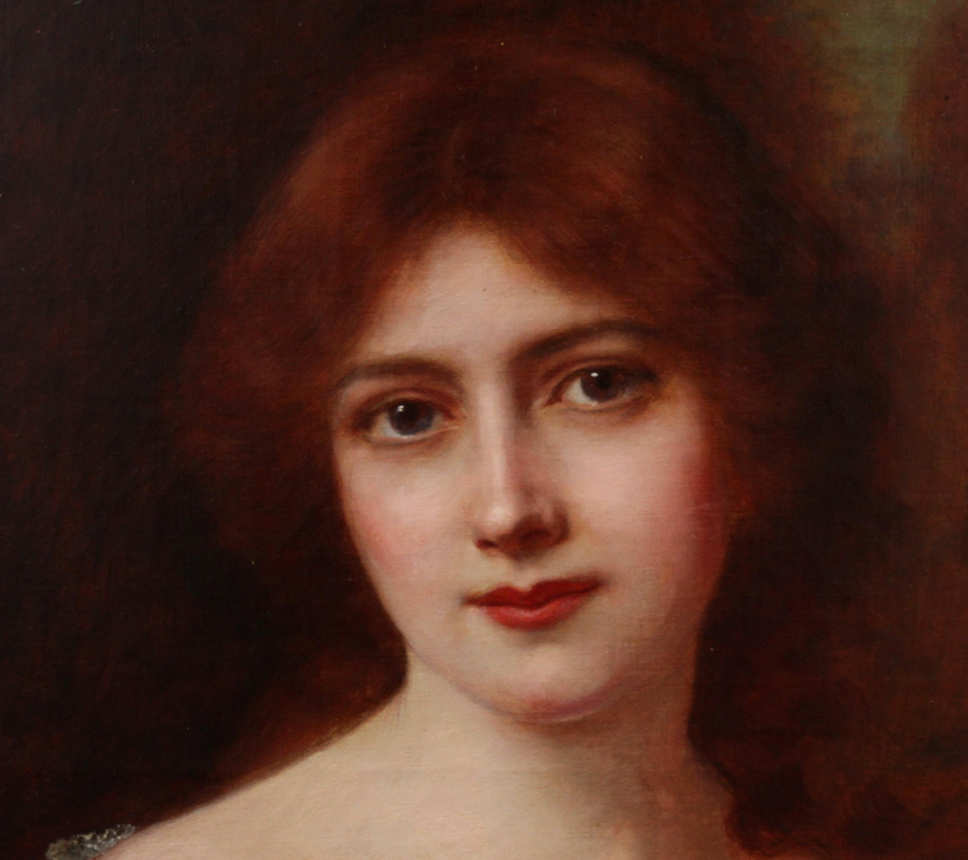 Ce charmant portrait victorien britannique peint à l'huile est l'œuvre de l'artiste Abbey Altson. Peint vers 1900, il s'agit d'un portrait à mi-corps d'une belle jeune femme dans un paysage. Ses cheveux auburn font écho aux tons automnaux des arbres