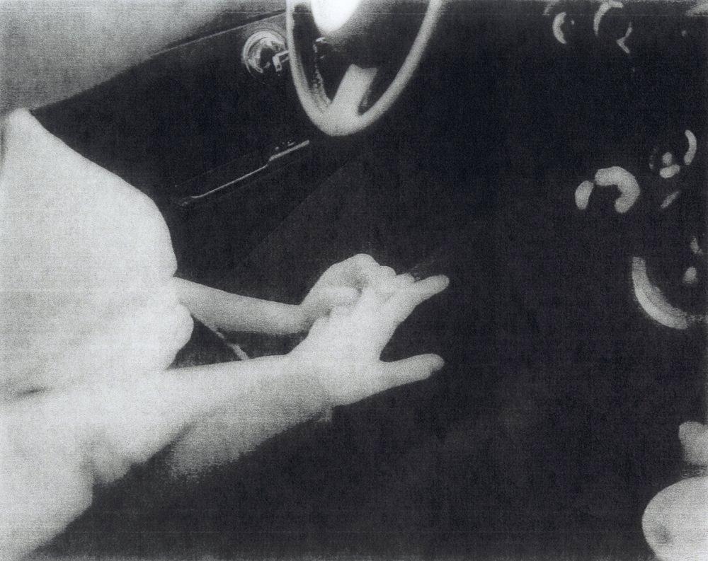 Coger a Anna de la mano en el coche