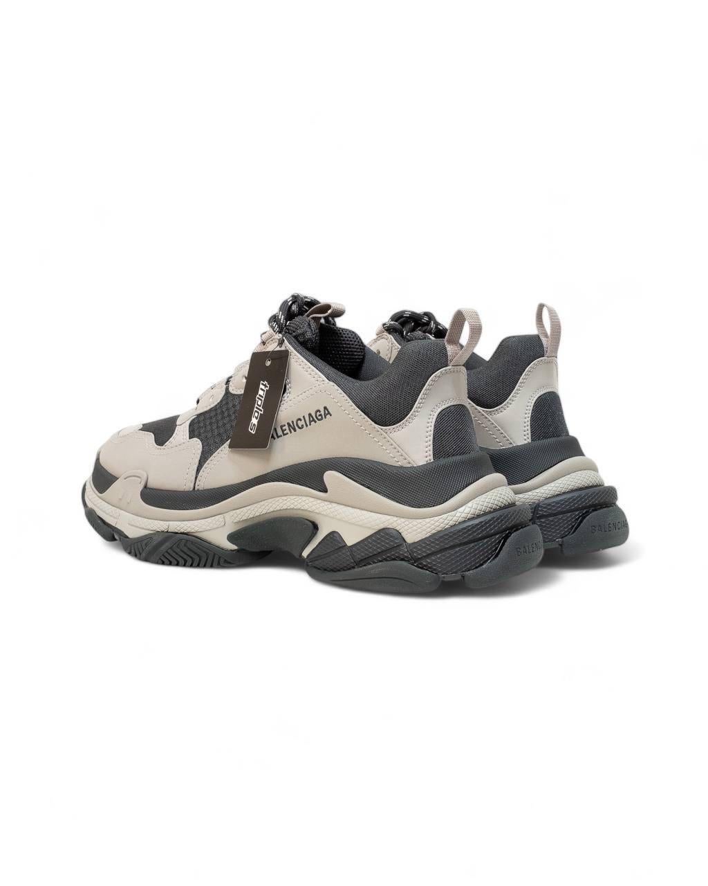 Abbigliamento Scarpe Balenciaga Sneakers Triple S Bicolor Grigia In condizioni ottime a Torre Del Greco, IT