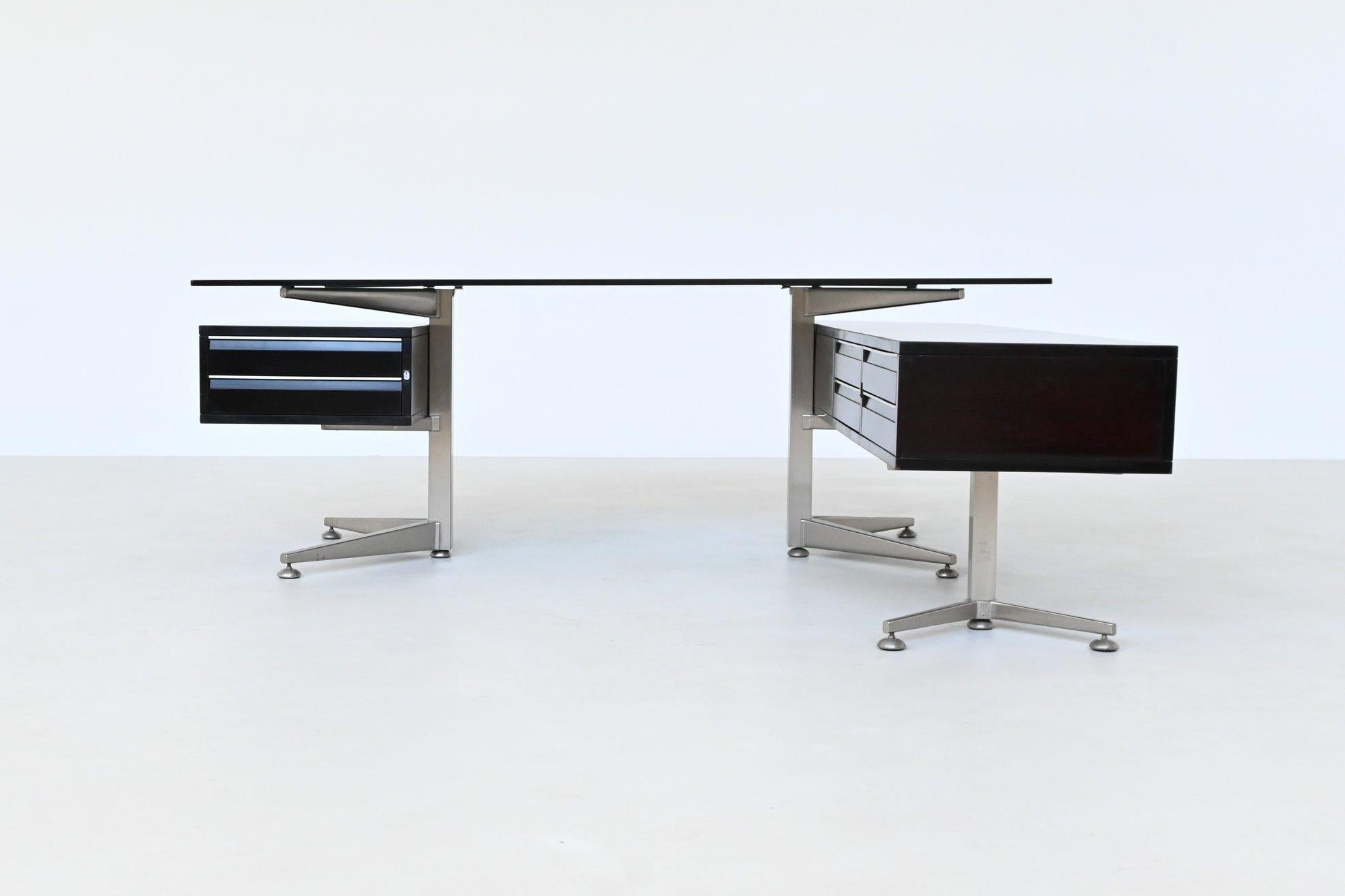 Dieser atemberaubende Eckschreibtisch wurde von Abbondinterni in Mailand, Italien, um 1970 entworfen und hergestellt. Der Schreibtisch ist ein bemerkenswertes Beispiel für italienisches postmodernes Design und besticht durch seine architektonische