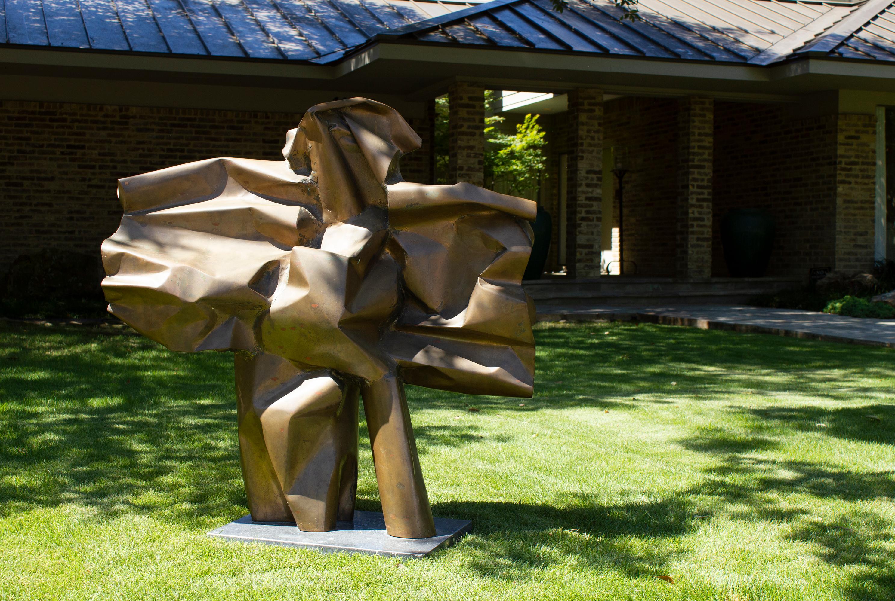 Sculpture abstraite en bronze, unique en son genre, de style moderne du milieu du siècle, commandée par la société CHICU de Los Angeles et exécutée par l'artiste Abbott Pattison de Chicago en 1977. 

Fabriqué de main de maître et