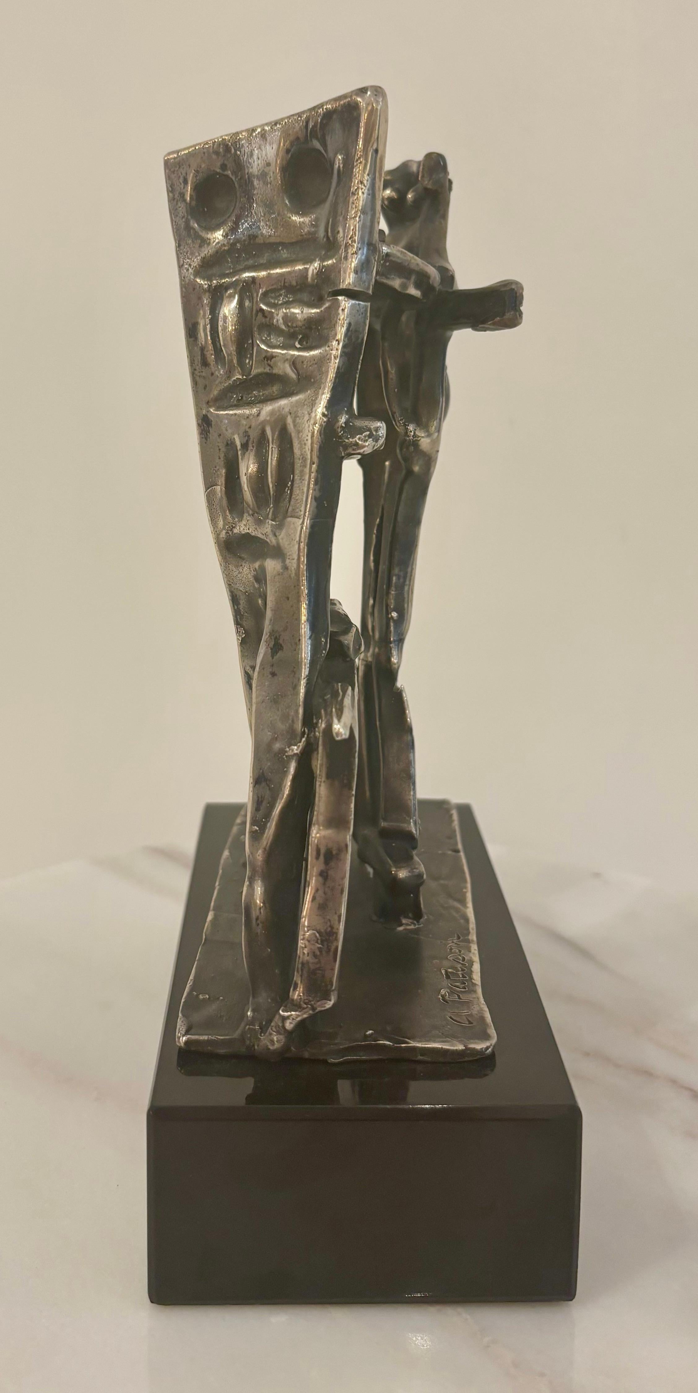Diese seltene Sterlingsilber-Skulptur des amerikanischen Modernisten Abbott Pattison zeigt vier stilisierte Figuren in einem ausdrucksstarken brutalistischen Stil, von denen eine ein abstrahierter Hund zu sein scheint. Die durch kantige Geometrie
