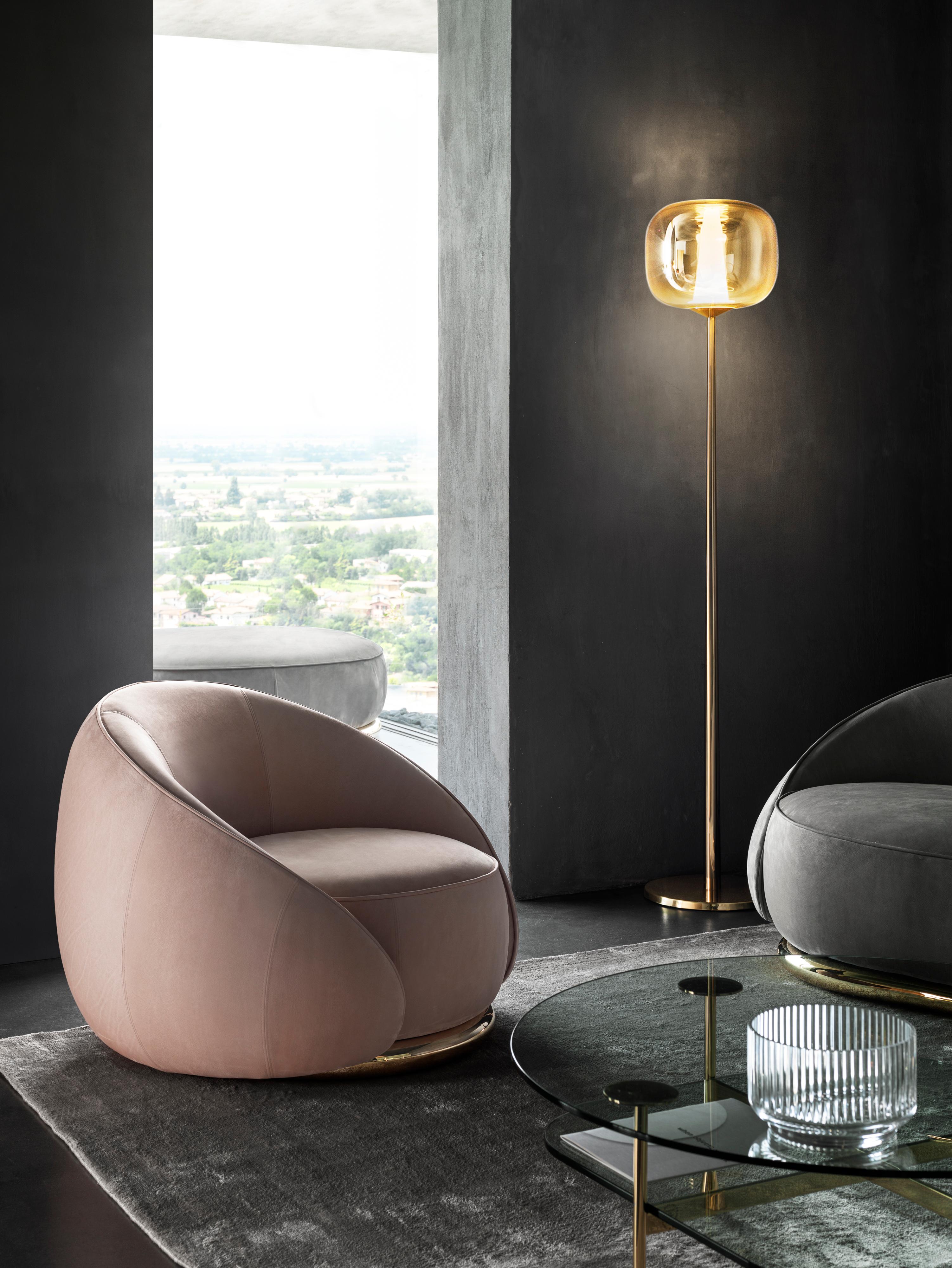 Contemporary Abbracci Armchair in Cream Leather with Brown Burnished Brass Legs For Sale