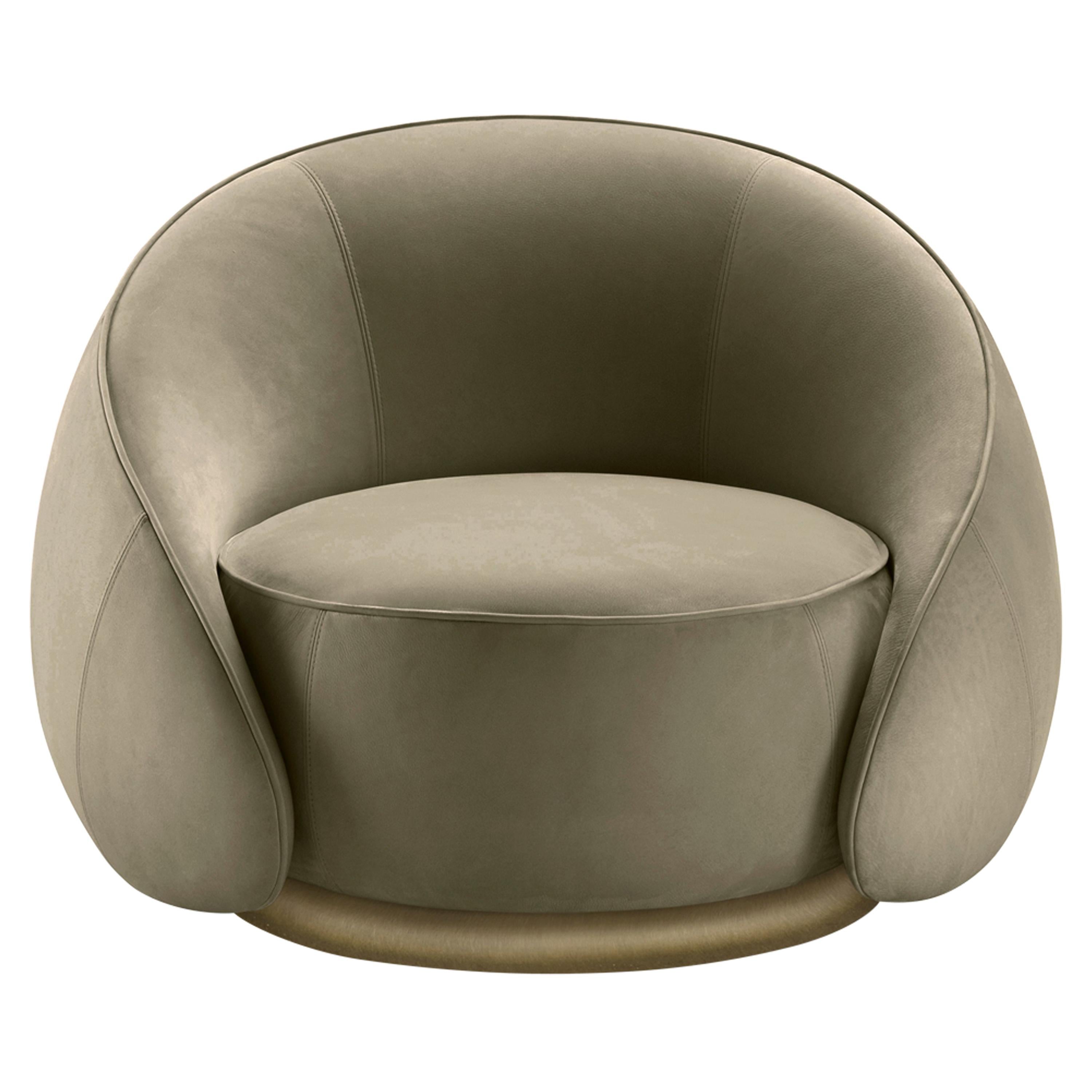 Fauteuil Abbracci en cuir vert avec pieds en laiton brun bruni