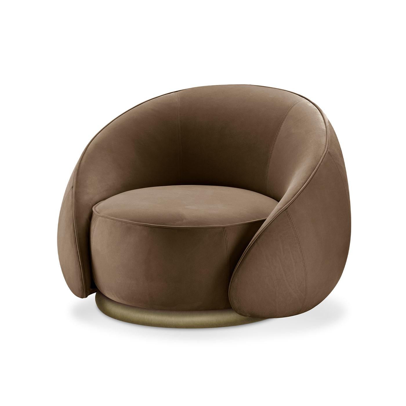 Marqué par une charmante et noble combinaison de matériaux et de teintes, ce splendide fauteuil s'imposera avec opulence dans un intérieur élégant, qu'il soit moderne ou traditionnel. Aptablement nommé d'après le mot italien signifiant 