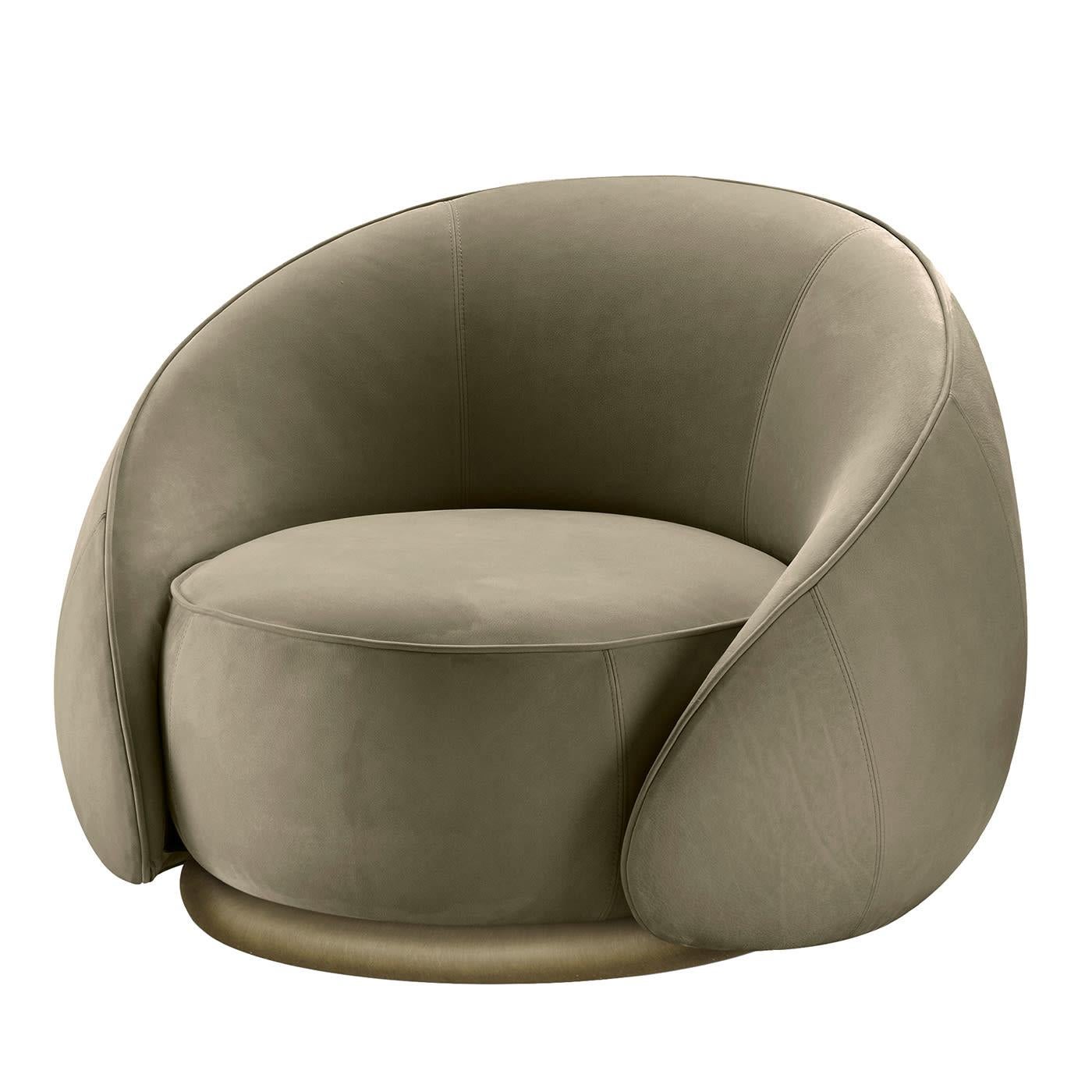 Benannt nach dem italienischen Wort für Umarmungen, ist dieser bemerkenswerte Sessel eine Synthese aus tadellosem Komfort und fesselnder Ästhetik. Großzügig gepolsterte und mit grünem Leder überzogene Volumina garantieren ein unvergessliches