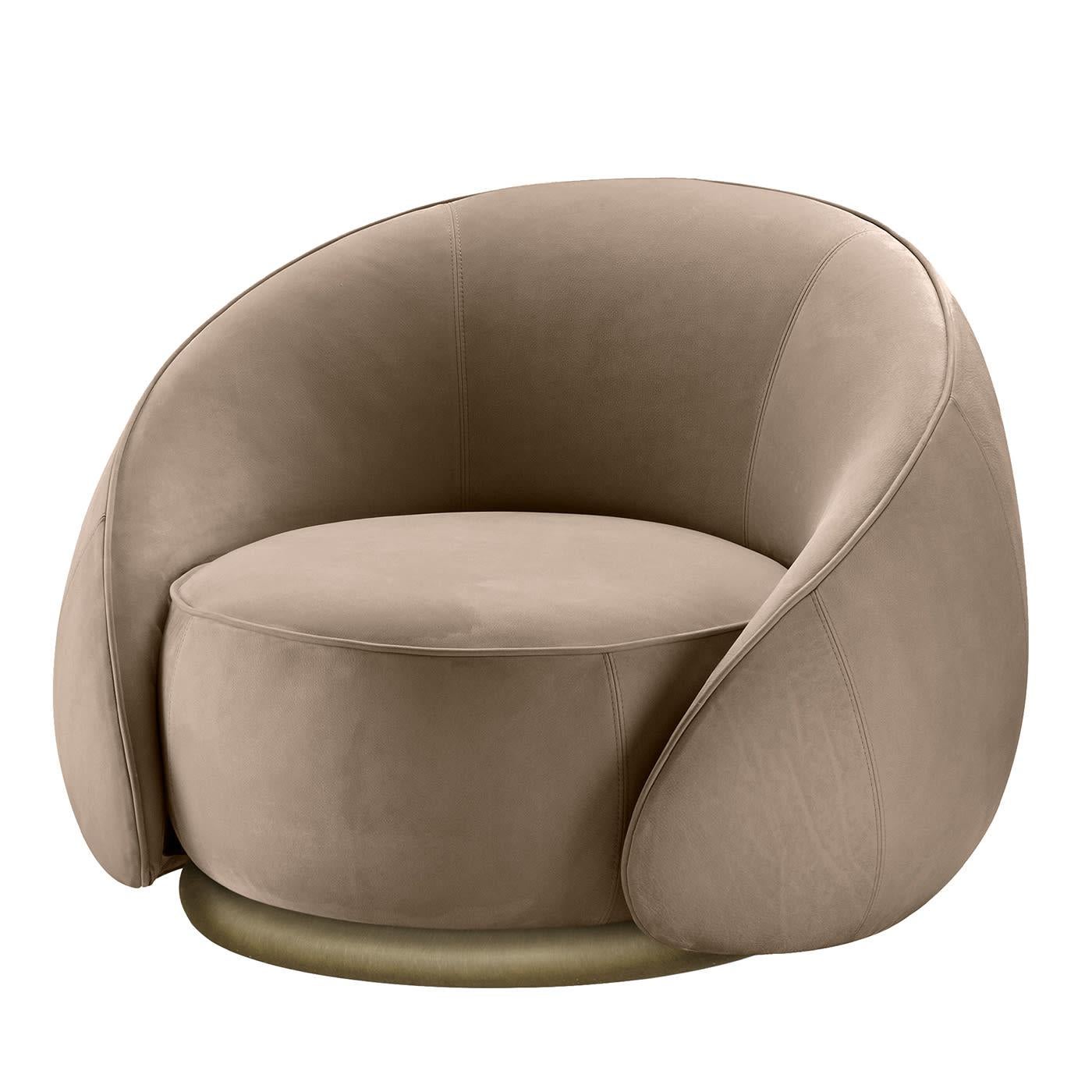 Marked by an enveloping backrest also incorporating the armrests in its sloping silhouette, this exquisite armchair is aptly named after the Italian for hugs. A luxurious taupe-hued leather upholstery is wrapped around the entire body, only