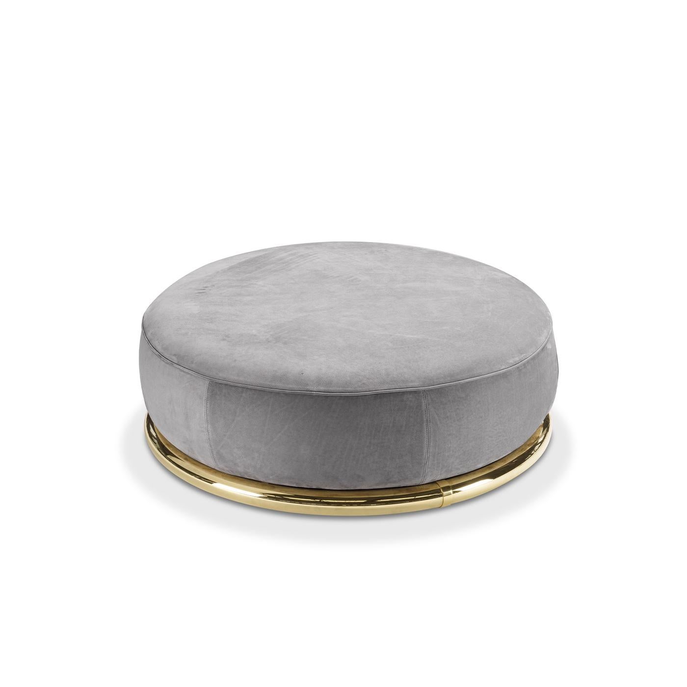A modern interpretation of the iconic and sleek shapes of a classic ottoman, this magnificent piece flaunts a round silhouette entirely upholstered with fine gray-colored leather. The perfect match to the gray sofa from the Abbracci series, it will