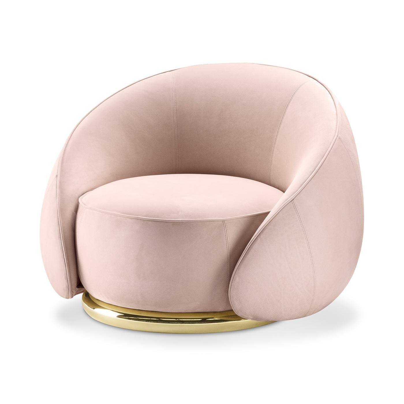 Chaleureux et stylé, accueillant et fascinant, ce splendide fauteuil s'imposera avec raffinement et sophistication dans un intérieur élégant, aussi bien moderne que traditionnel. Nommé d'après le mot italien signifiant 