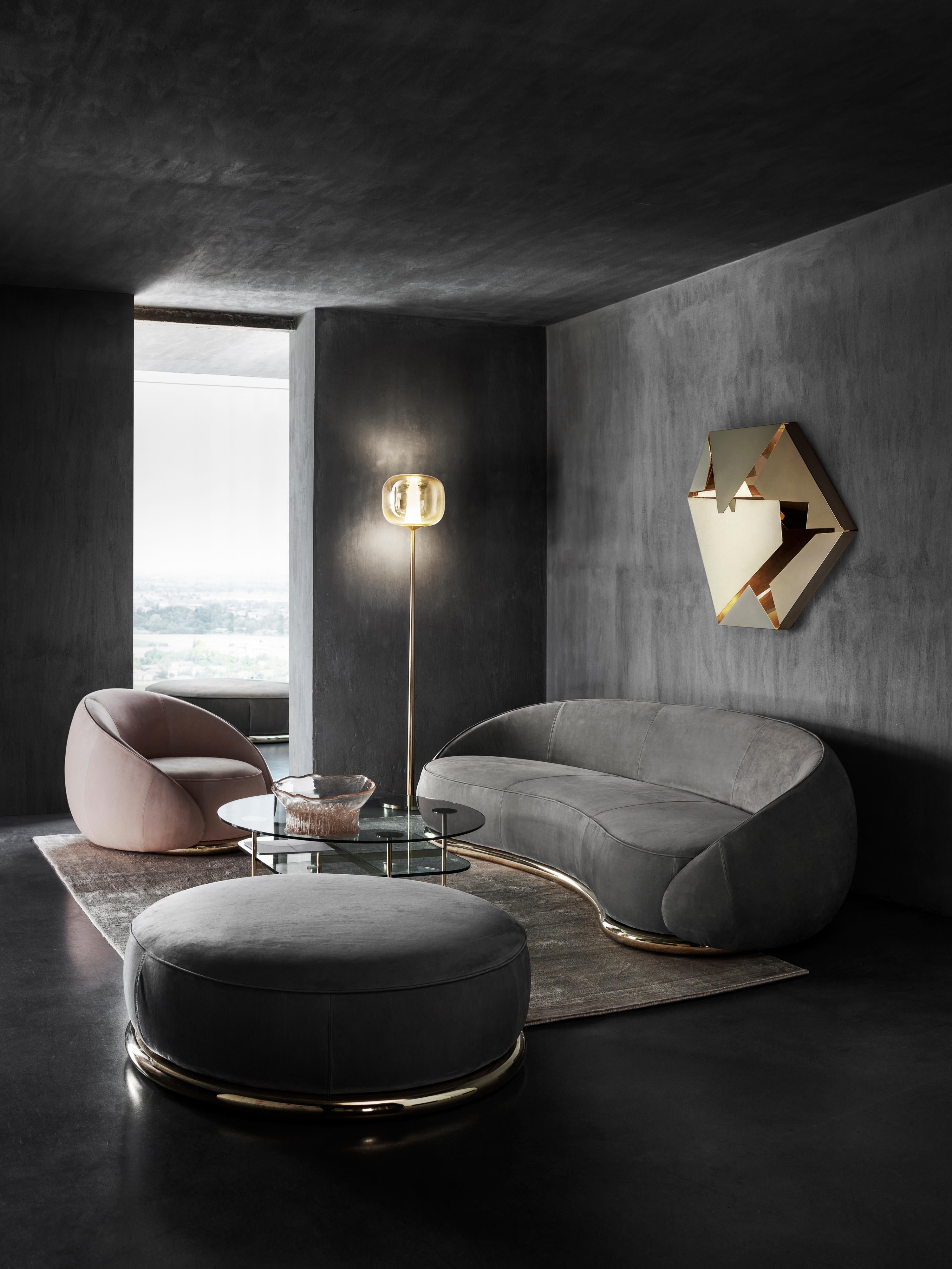 XXI secolo e contemporaneo Divano Abbracci a 3 posti in pelle marrone con gambe in ottone brunito marrone in vendita