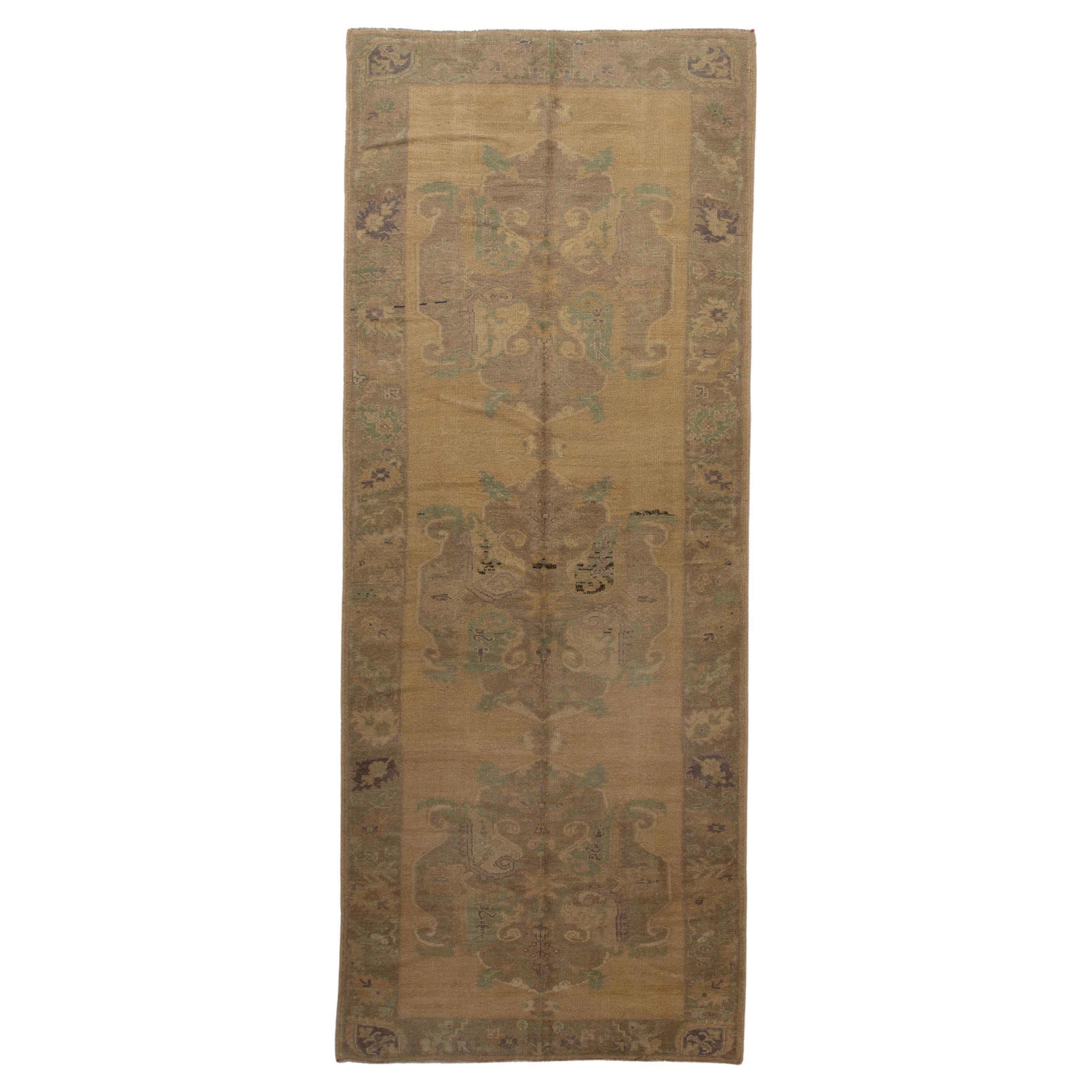 Traditioneller Oushak-Teppich in Beige im Vintage-Stil von abc Vintage - 4'9" x 12'3" im Angebot