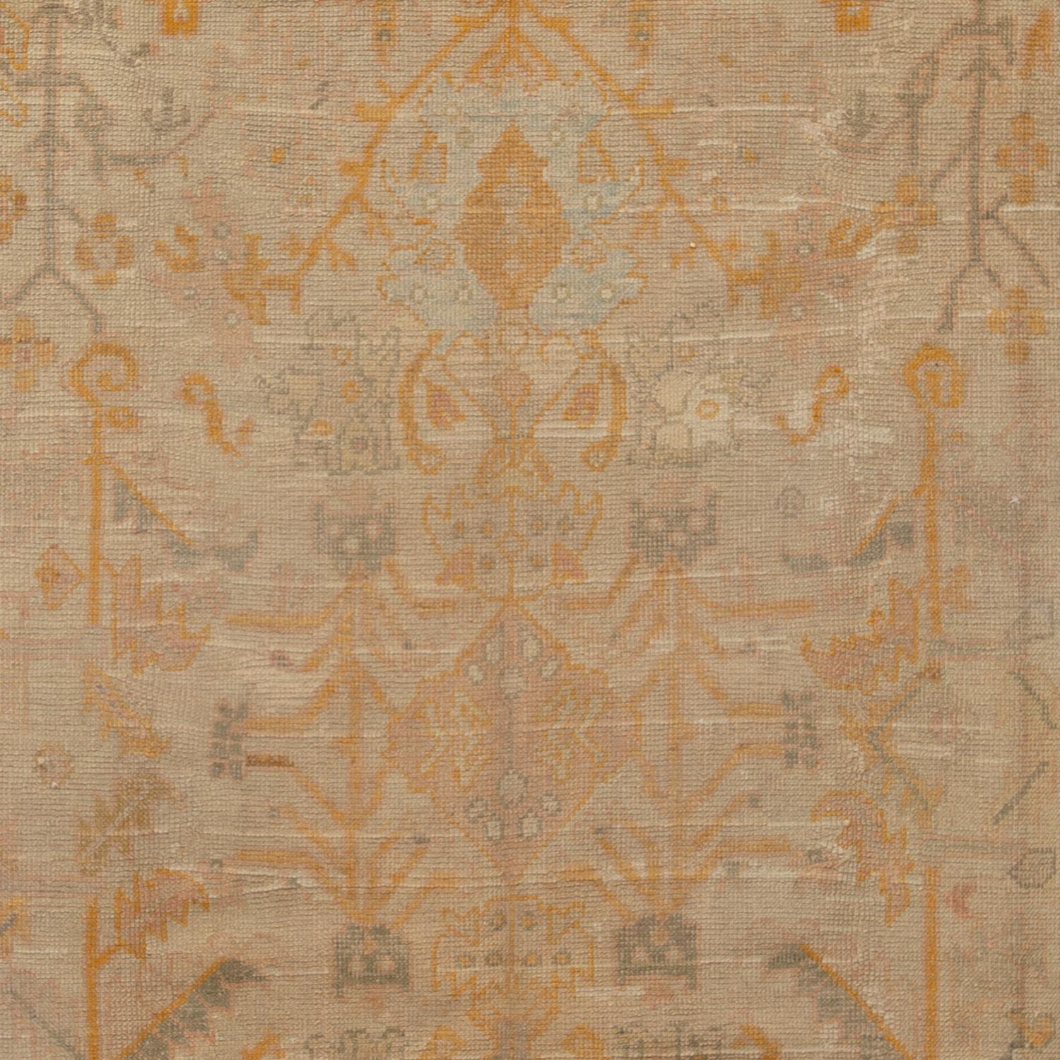 Dieser beigefarbene Oushak-Teppich im traditionellen Vintage-Stil aus Wolle - 8'2